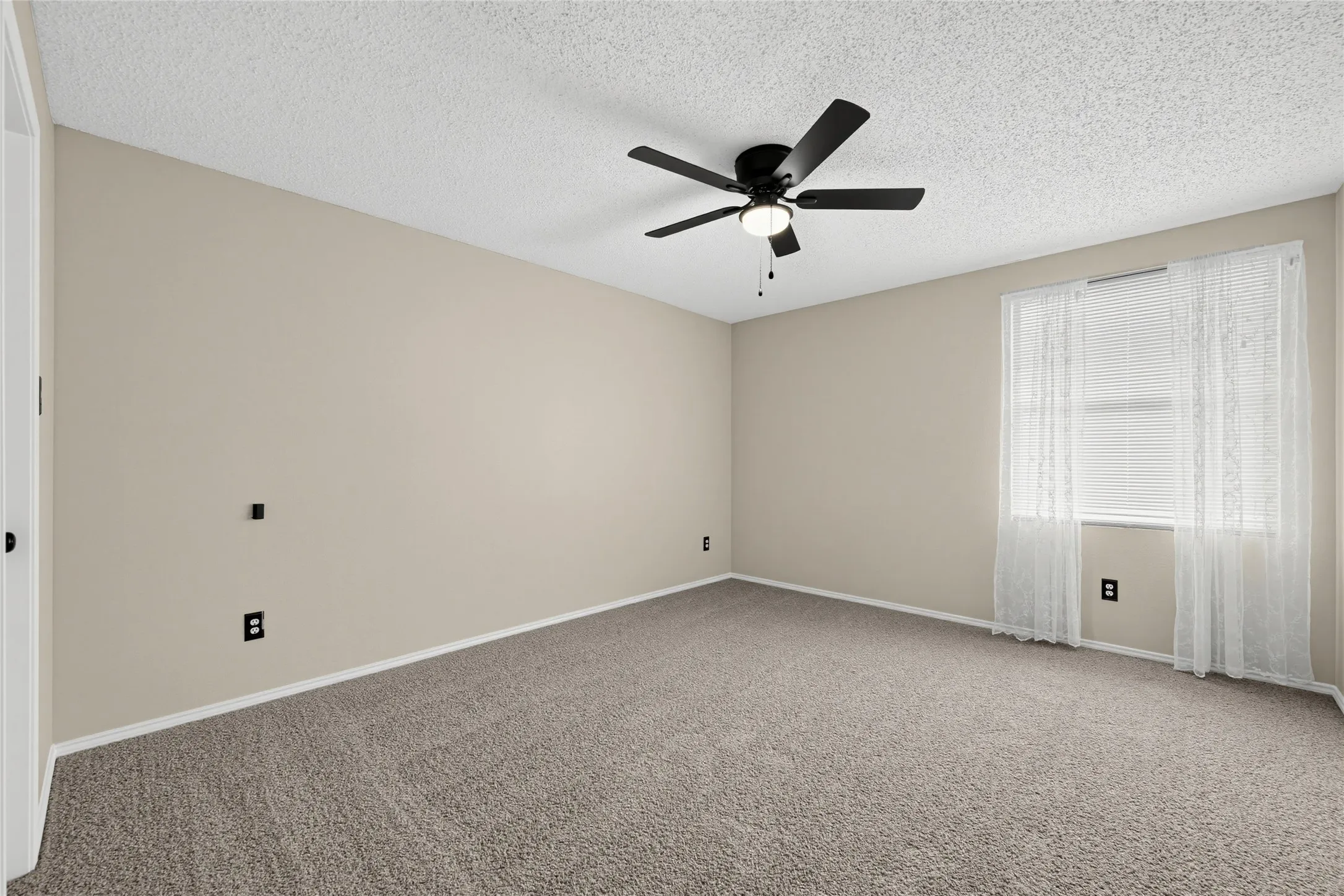 Single Family Residence For Sale in Denton County , 1857 Lariat Drive, Fort Worth, Texas 76247, 5 Bedroom, 3 Bathroom, 2 Garage spaces, 3,448 Sqft, built in 2003, mls#21403646, Real Estate Agent in Fort Worth, Homes For Sale in Denton county, Homes For Sale in Fort Worth, Realtor in Fort Worth Texas, Real Estate Brokerage Independent Realty Texas, Luminita Cordes Realtor