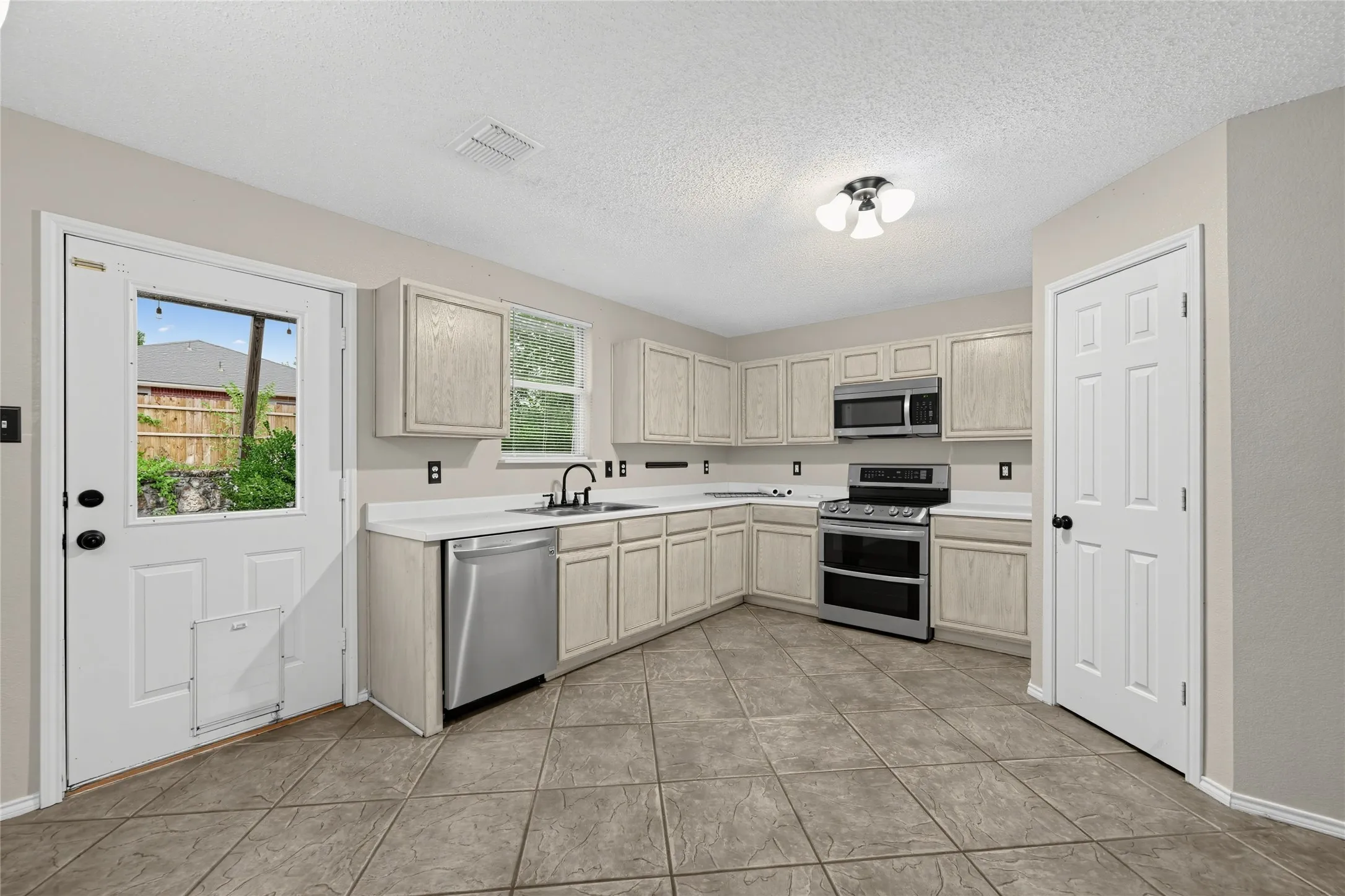 Single Family Residence For Sale in Denton County , 1857 Lariat Drive, Fort Worth, Texas 76247, 5 Bedroom, 3 Bathroom, 2 Garage spaces, 3,448 Sqft, built in 2003, mls#21403646, Real Estate Agent in Fort Worth, Homes For Sale in Denton county, Homes For Sale in Fort Worth, Realtor in Fort Worth Texas, Real Estate Brokerage Independent Realty Texas, Luminita Cordes Realtor