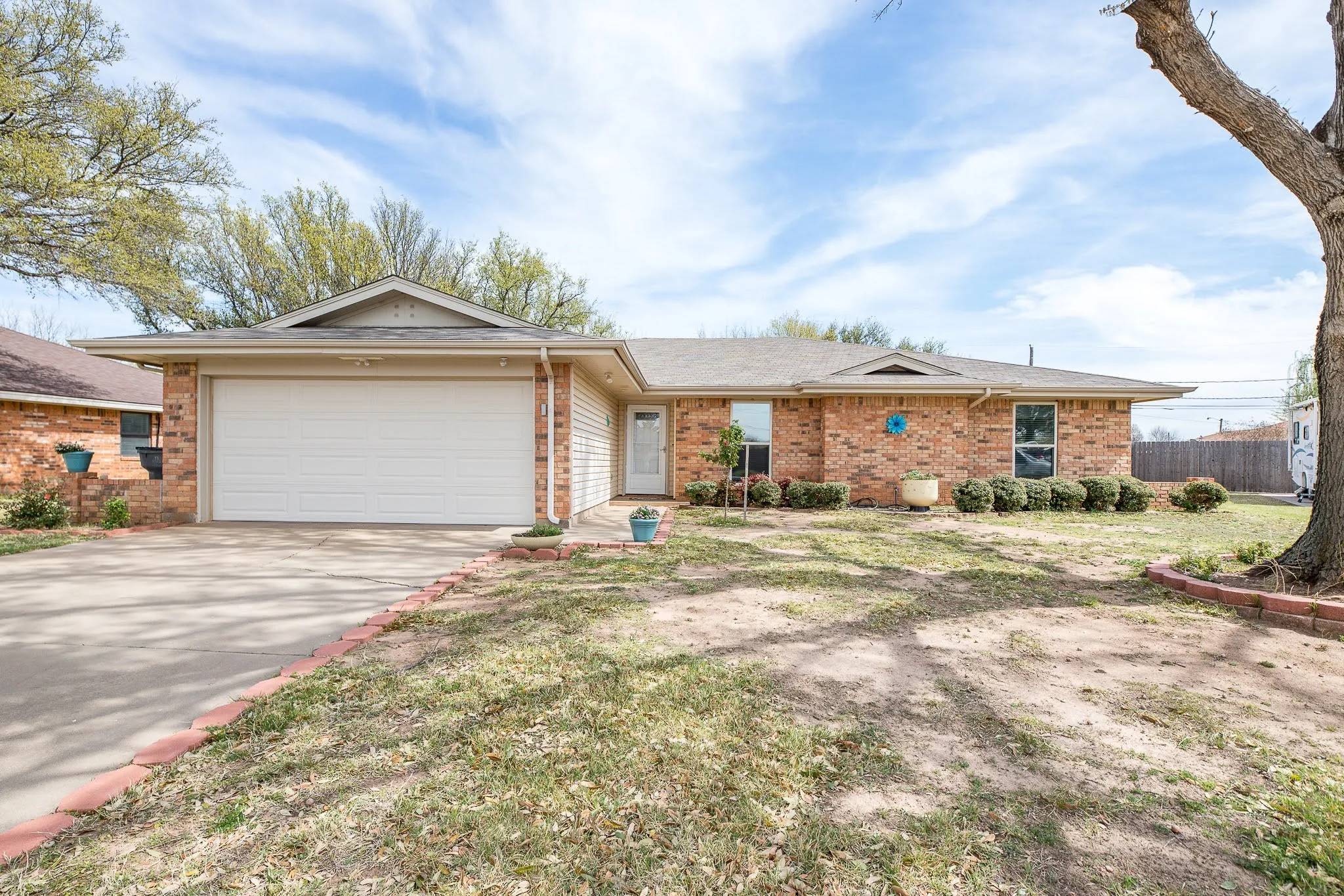 Single Family Residence For Sale in Wichita County , 3 Four Sixes Circle, Wichita Falls, Texas 76308, 3 Bedroom, 3 Bathroom, 2 Garage spaces, 2,434 Sqft, built in 1980, mls#21403803, Real Estate Agent in Wichita Falls, Homes For Sale in Wichita county, Homes For Sale in Wichita Falls, Realtor in Wichita Falls Texas, Real Estate Brokerage Independent Realty Texas, Luminita Cordes Realtor