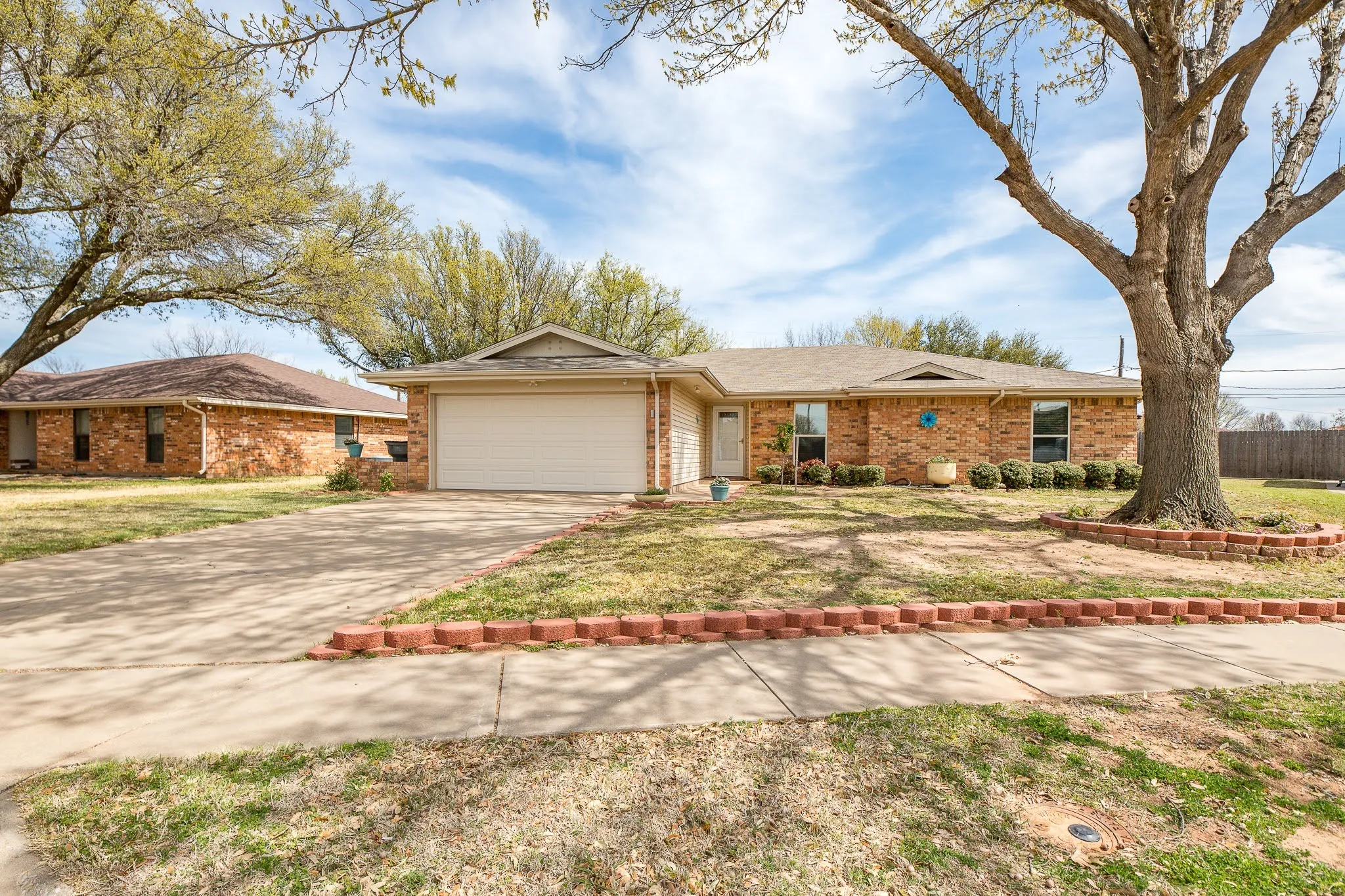 Single Family Residence For Sale in Wichita County , 3 Four Sixes Circle, Wichita Falls, Texas 76308, 3 Bedroom, 3 Bathroom, 2 Garage spaces, 2,434 Sqft, built in 1980, mls#21403803, Real Estate Agent in Wichita Falls, Homes For Sale in Wichita county, Homes For Sale in Wichita Falls, Realtor in Wichita Falls Texas, Real Estate Brokerage Independent Realty Texas, Luminita Cordes Realtor