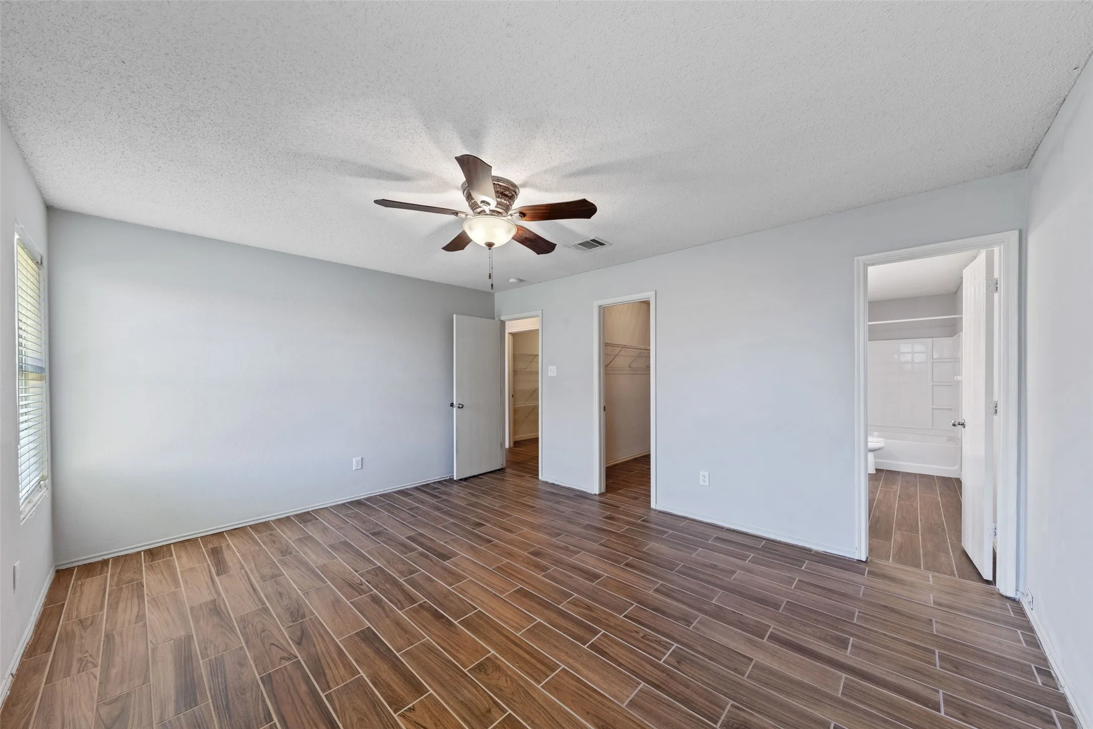 Single Family Residence For Rent in Tarrant County , 4921 Thorn Hollow Drive, Fort Worth, Texas 76244, 3 Bedroom, 2 Bathroom, 2 Garage spaces, 1,621 Sqft, built in 2005, mls#21403456, Real Estate Agent in Fort Worth, Homes For Rent in Tarrant county, Homes For Rent in Fort Worth, Realtor in Fort Worth Texas, Real Estate Brokerage Independent Realty Texas, Luminita Cordes Realtor