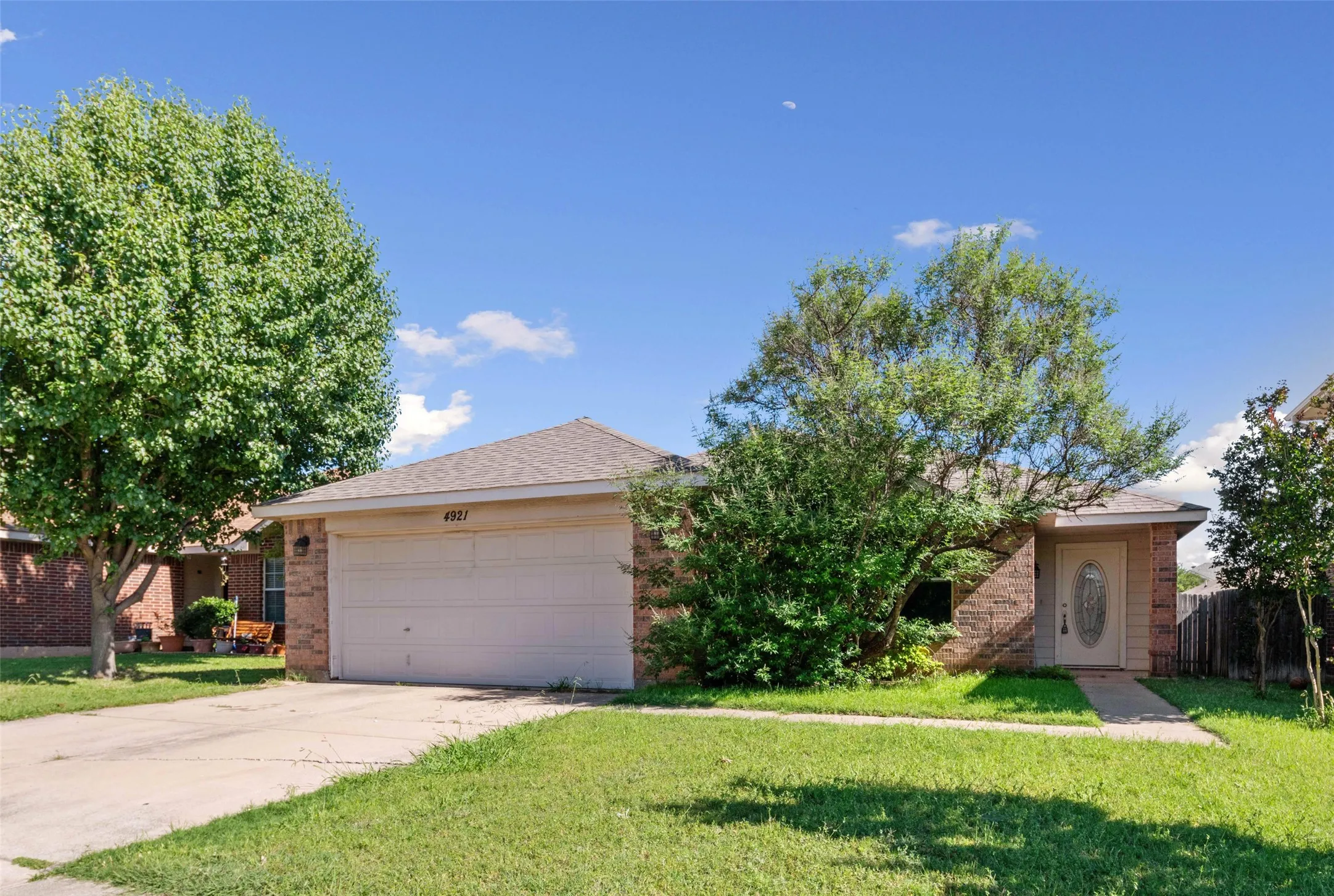 Single Family Residence For Rent in Tarrant County , 4921 Thorn Hollow Drive, Fort Worth, Texas 76244, 3 Bedroom, 2 Bathroom, 2 Garage spaces, 1,621 Sqft, built in 2005, mls#21403456, Real Estate Agent in Fort Worth, Homes For Rent in Tarrant county, Homes For Rent in Fort Worth, Realtor in Fort Worth Texas, Real Estate Brokerage Independent Realty Texas, Luminita Cordes Realtor
