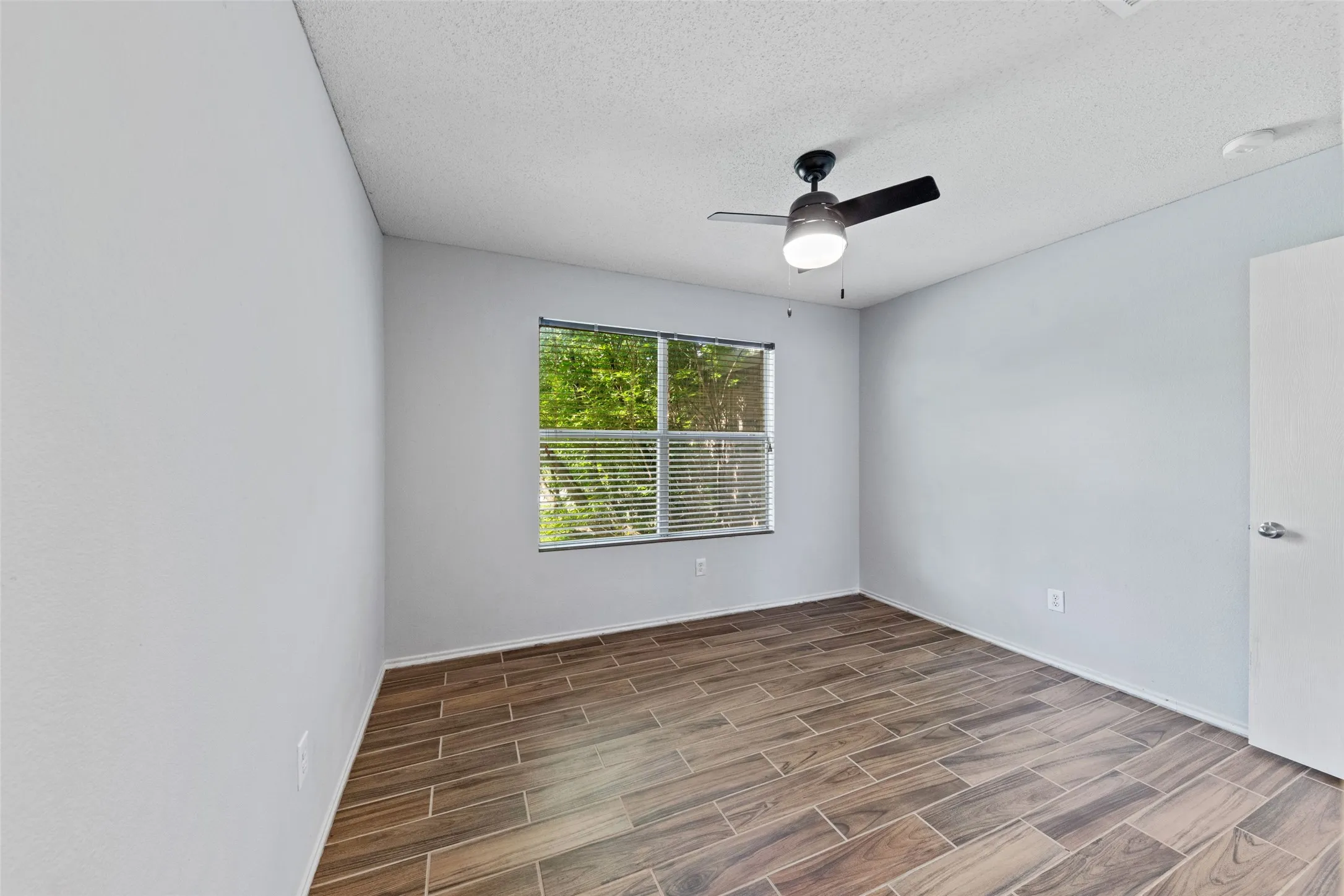 Single Family Residence For Rent in Tarrant County , 4921 Thorn Hollow Drive, Fort Worth, Texas 76244, 3 Bedroom, 2 Bathroom, 2 Garage spaces, 1,621 Sqft, built in 2005, mls#21403456, Real Estate Agent in Fort Worth, Homes For Rent in Tarrant county, Homes For Rent in Fort Worth, Realtor in Fort Worth Texas, Real Estate Brokerage Independent Realty Texas, Luminita Cordes Realtor