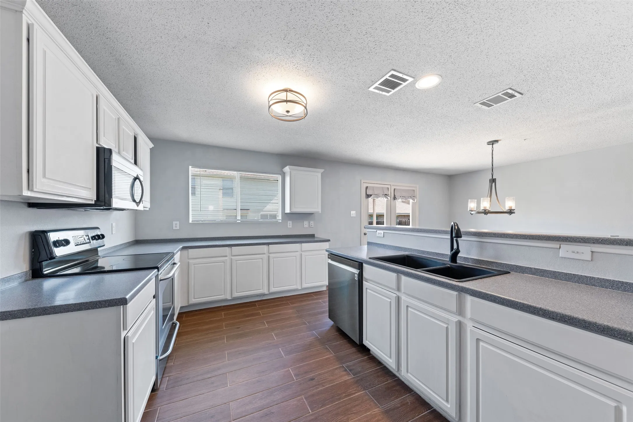 Single Family Residence For Rent in Tarrant County , 4921 Thorn Hollow Drive, Fort Worth, Texas 76244, 3 Bedroom, 2 Bathroom, 2 Garage spaces, 1,621 Sqft, built in 2005, mls#21403456, Real Estate Agent in Fort Worth, Homes For Rent in Tarrant county, Homes For Rent in Fort Worth, Realtor in Fort Worth Texas, Real Estate Brokerage Independent Realty Texas, Luminita Cordes Realtor