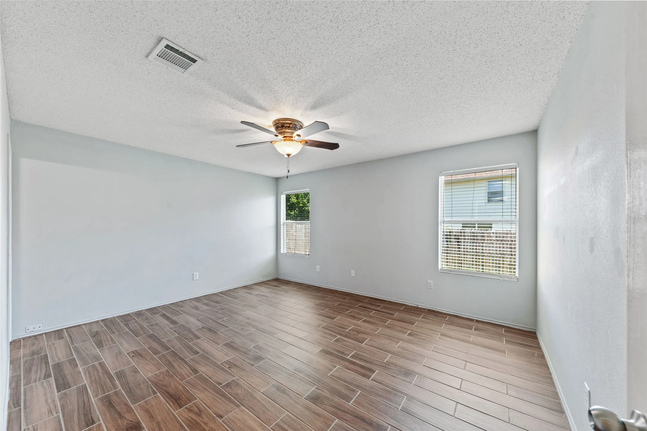 Single Family Residence For Rent in Tarrant County , 4921 Thorn Hollow Drive, Fort Worth, Texas 76244, 3 Bedroom, 2 Bathroom, 2 Garage spaces, 1,621 Sqft, built in 2005, mls#21403456, Real Estate Agent in Fort Worth, Homes For Rent in Tarrant county, Homes For Rent in Fort Worth, Realtor in Fort Worth Texas, Real Estate Brokerage Independent Realty Texas, Luminita Cordes Realtor