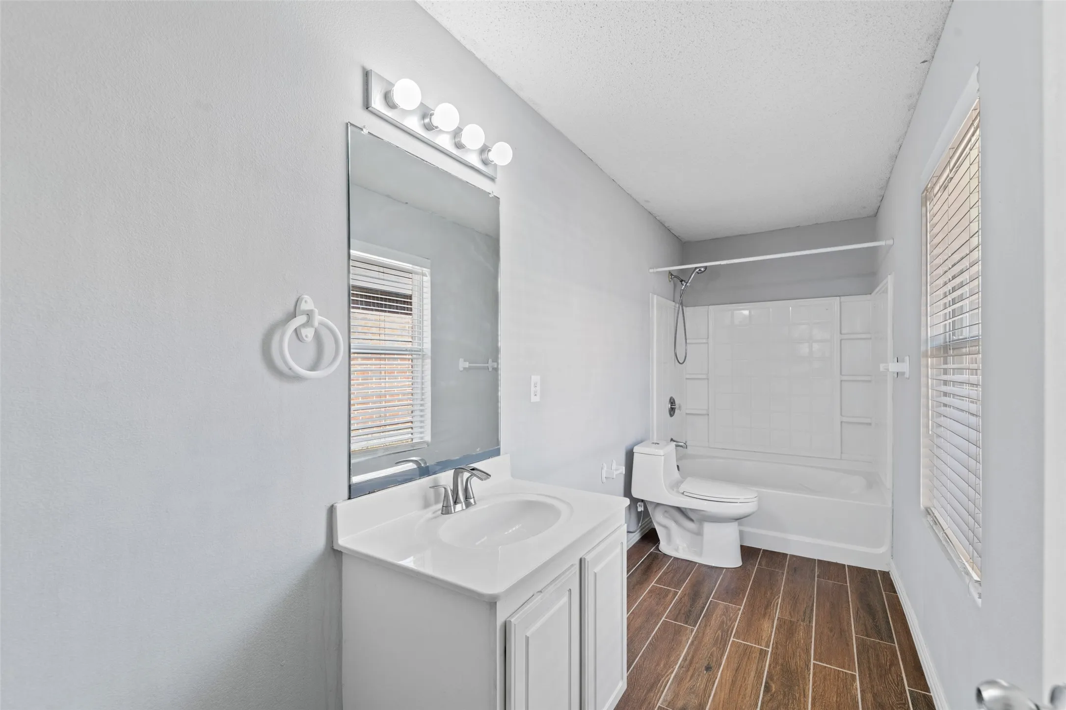 Single Family Residence For Rent in Tarrant County , 4921 Thorn Hollow Drive, Fort Worth, Texas 76244, 3 Bedroom, 2 Bathroom, 2 Garage spaces, 1,621 Sqft, built in 2005, mls#21403456, Real Estate Agent in Fort Worth, Homes For Rent in Tarrant county, Homes For Rent in Fort Worth, Realtor in Fort Worth Texas, Real Estate Brokerage Independent Realty Texas, Luminita Cordes Realtor