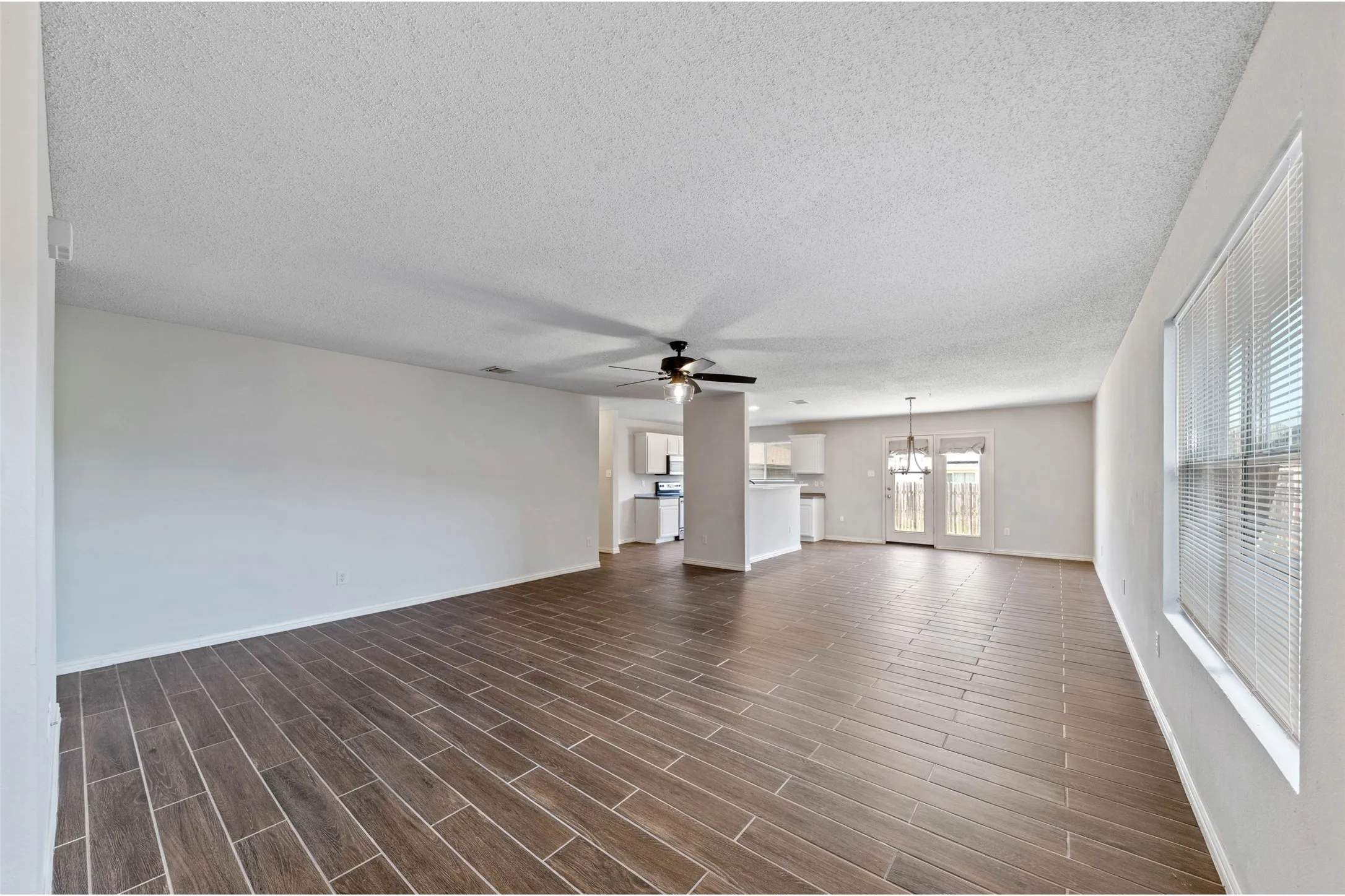 Single Family Residence For Rent in Tarrant County , 4921 Thorn Hollow Drive, Fort Worth, Texas 76244, 3 Bedroom, 2 Bathroom, 2 Garage spaces, 1,621 Sqft, built in 2005, mls#21403456, Real Estate Agent in Fort Worth, Homes For Rent in Tarrant county, Homes For Rent in Fort Worth, Realtor in Fort Worth Texas, Real Estate Brokerage Independent Realty Texas, Luminita Cordes Realtor