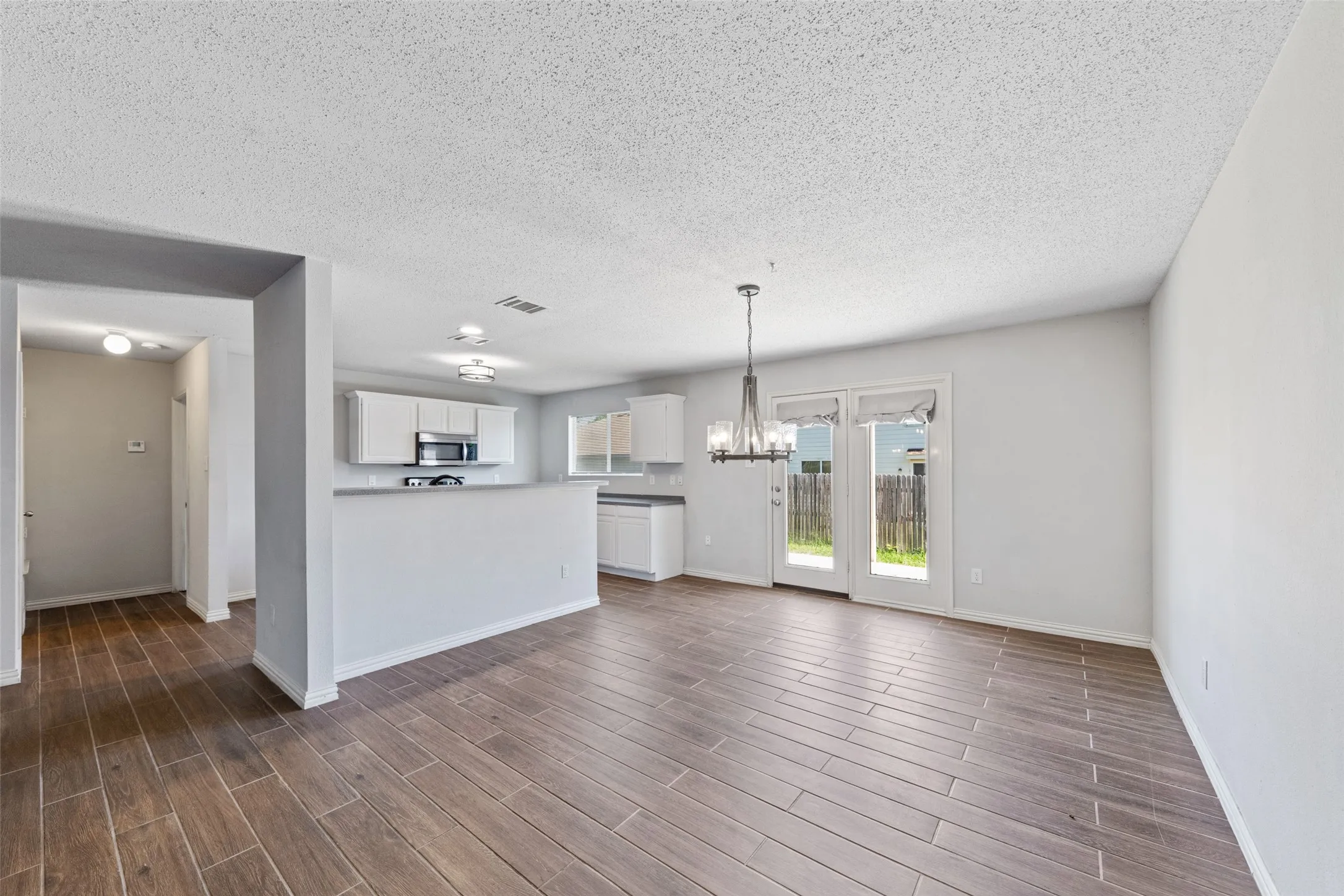 Single Family Residence For Rent in Tarrant County , 4921 Thorn Hollow Drive, Fort Worth, Texas 76244, 3 Bedroom, 2 Bathroom, 2 Garage spaces, 1,621 Sqft, built in 2005, mls#21403456, Real Estate Agent in Fort Worth, Homes For Rent in Tarrant county, Homes For Rent in Fort Worth, Realtor in Fort Worth Texas, Real Estate Brokerage Independent Realty Texas, Luminita Cordes Realtor