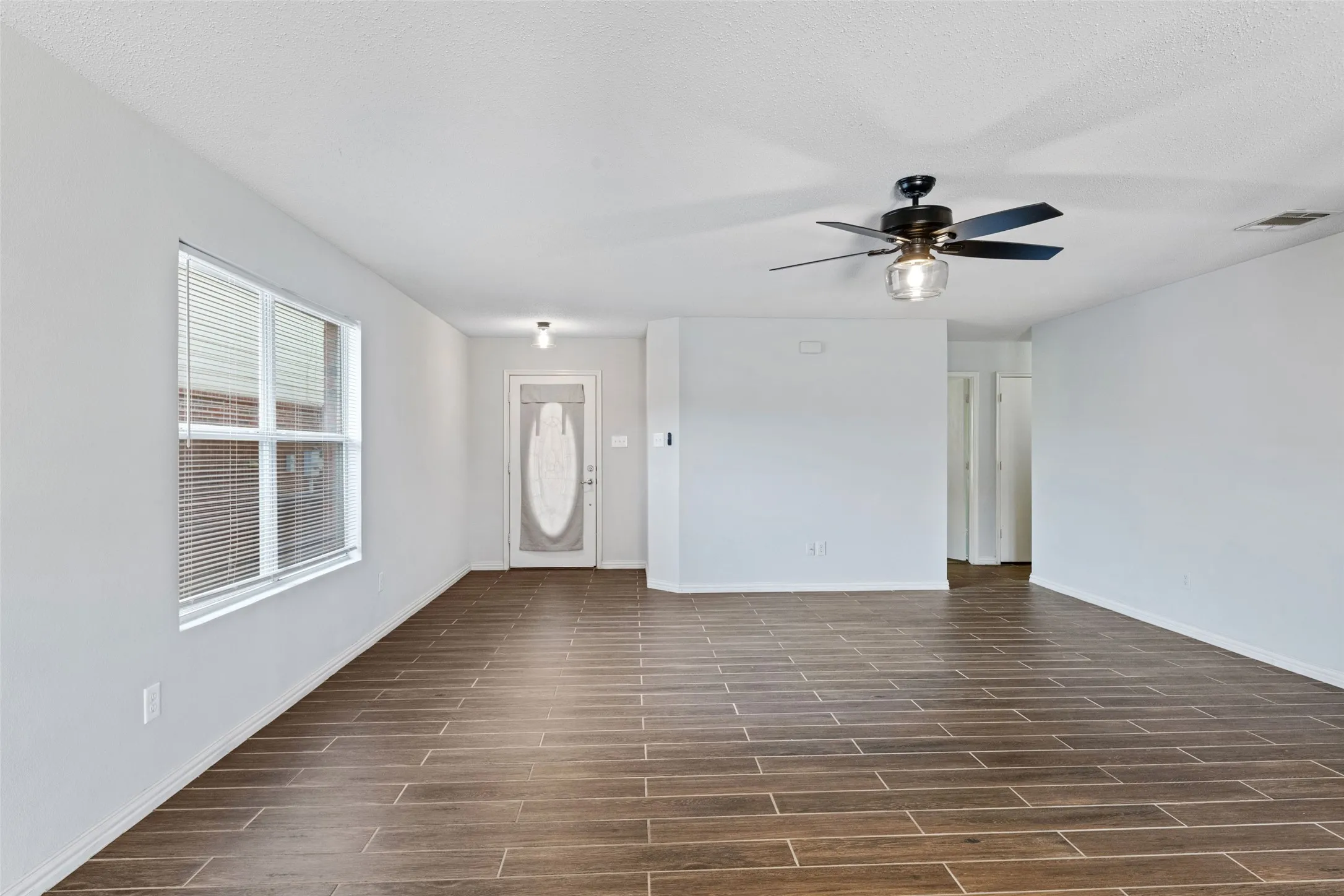 Single Family Residence For Rent in Tarrant County , 4921 Thorn Hollow Drive, Fort Worth, Texas 76244, 3 Bedroom, 2 Bathroom, 2 Garage spaces, 1,621 Sqft, built in 2005, mls#21403456, Real Estate Agent in Fort Worth, Homes For Rent in Tarrant county, Homes For Rent in Fort Worth, Realtor in Fort Worth Texas, Real Estate Brokerage Independent Realty Texas, Luminita Cordes Realtor