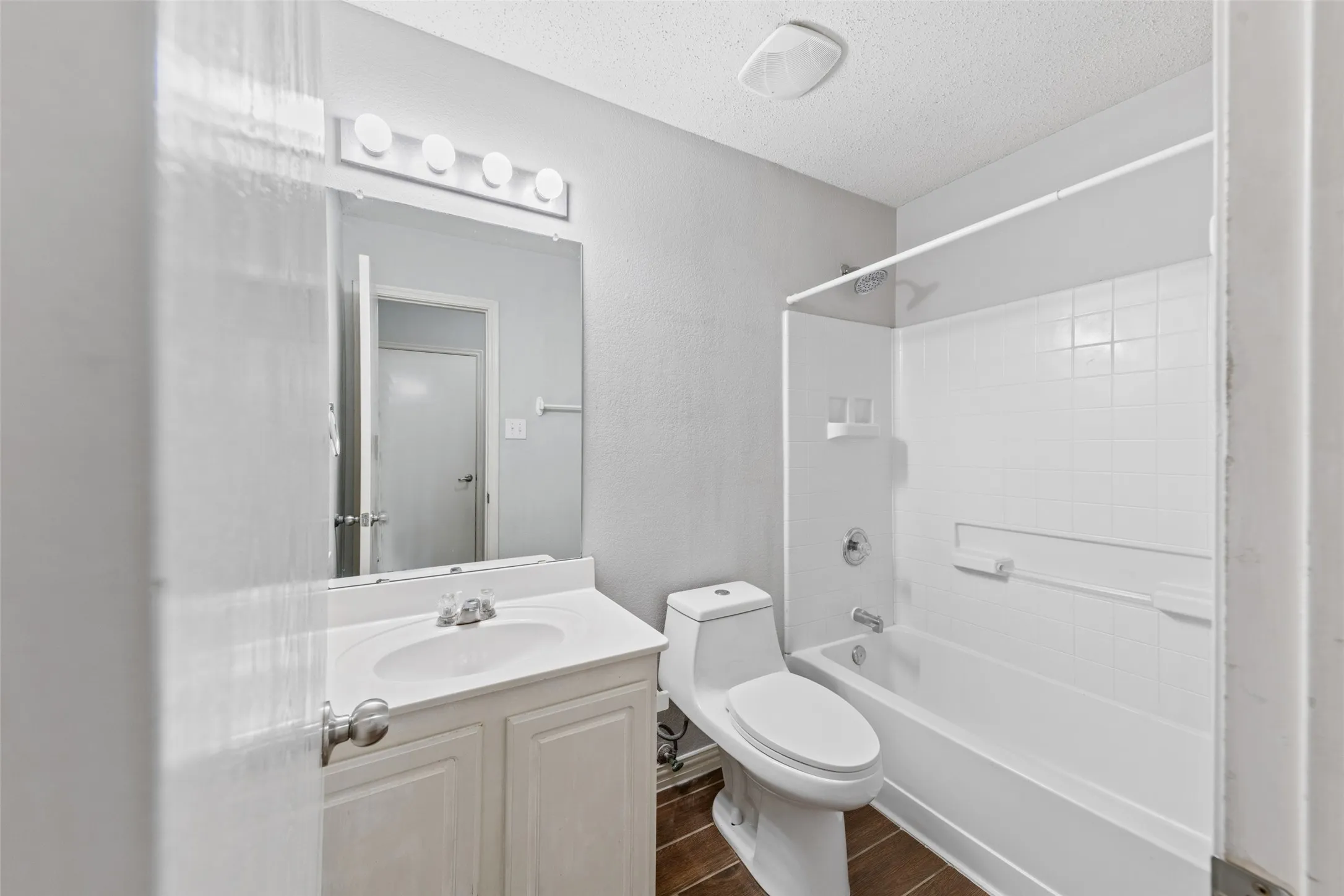 Single Family Residence For Rent in Tarrant County , 4921 Thorn Hollow Drive, Fort Worth, Texas 76244, 3 Bedroom, 2 Bathroom, 2 Garage spaces, 1,621 Sqft, built in 2005, mls#21403456, Real Estate Agent in Fort Worth, Homes For Rent in Tarrant county, Homes For Rent in Fort Worth, Realtor in Fort Worth Texas, Real Estate Brokerage Independent Realty Texas, Luminita Cordes Realtor