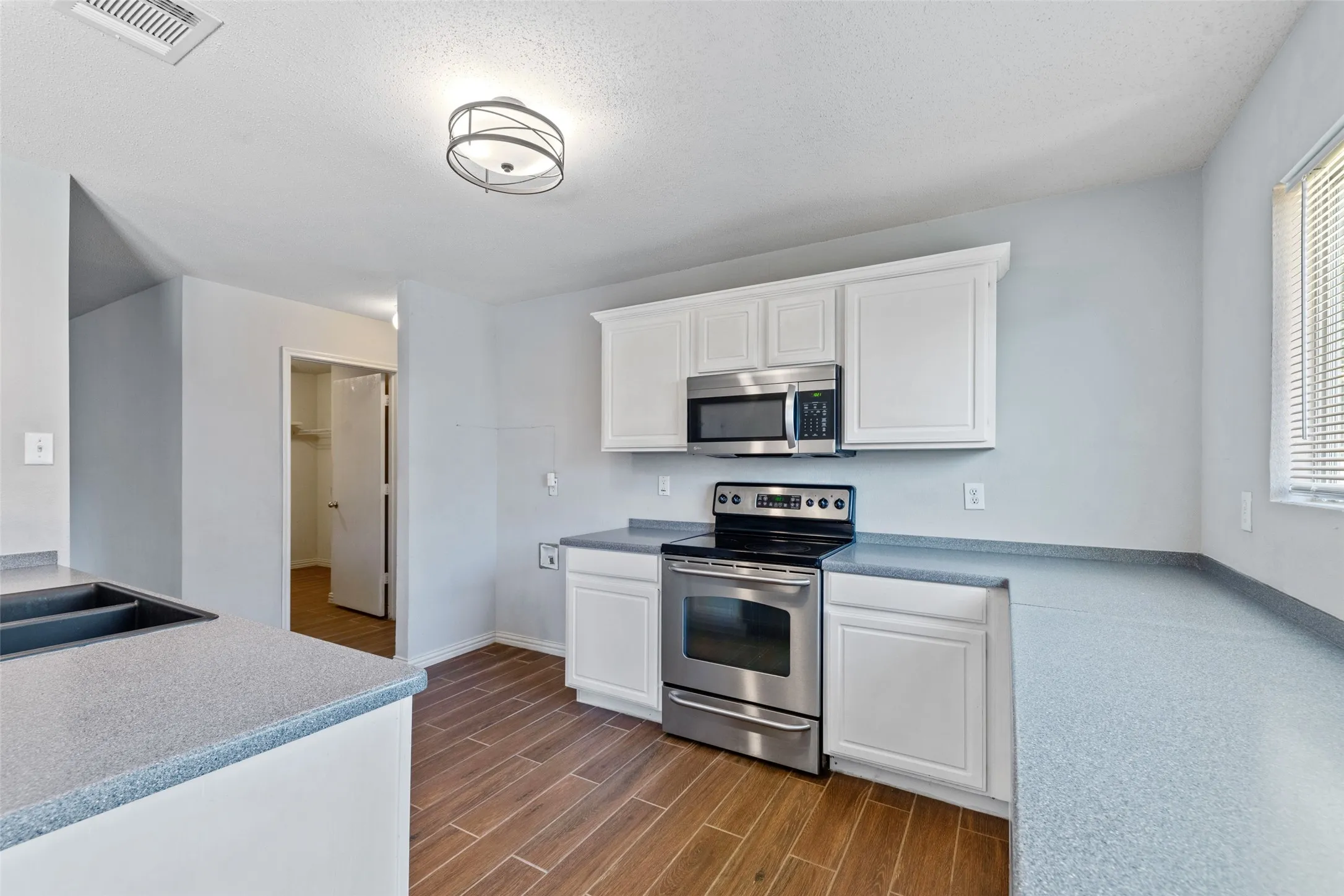 Single Family Residence For Rent in Tarrant County , 4921 Thorn Hollow Drive, Fort Worth, Texas 76244, 3 Bedroom, 2 Bathroom, 2 Garage spaces, 1,621 Sqft, built in 2005, mls#21403456, Real Estate Agent in Fort Worth, Homes For Rent in Tarrant county, Homes For Rent in Fort Worth, Realtor in Fort Worth Texas, Real Estate Brokerage Independent Realty Texas, Luminita Cordes Realtor
