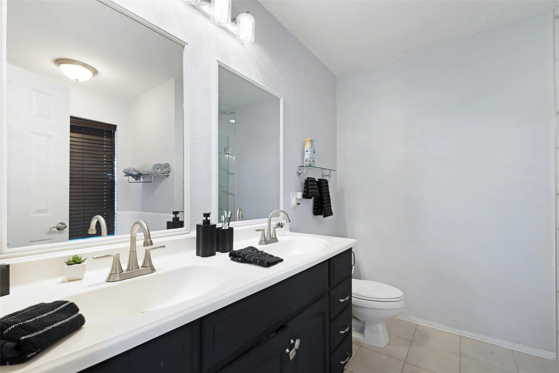 Single Family Residence For Sale in Dallas County , 1031 Park Avenue, Carrollton, Texas 75006, 3 Bedroom, 3 Bathroom, 2 Garage spaces, 1,566 Sqft, built in 1995, mls#21403806, Real Estate Agent in Carrollton, Homes For Sale in Dallas county, Homes For Sale in Carrollton, Realtor in Carrollton Texas, Real Estate Brokerage Independent Realty Texas, Luminita Cordes Realtor