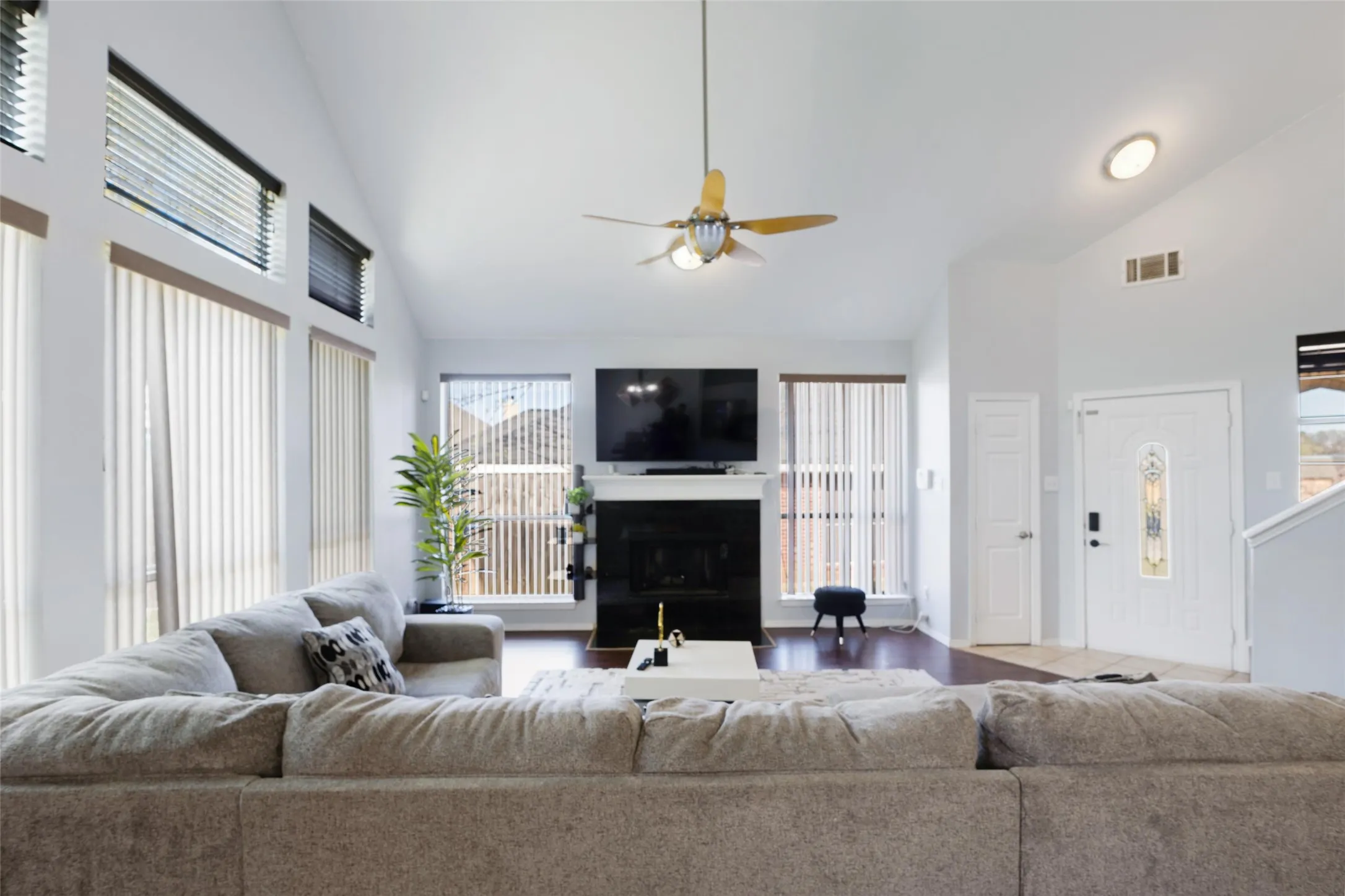Single Family Residence For Sale in Dallas County , 1031 Park Avenue, Carrollton, Texas 75006, 3 Bedroom, 3 Bathroom, 2 Garage spaces, 1,566 Sqft, built in 1995, mls#21403806, Real Estate Agent in Carrollton, Homes For Sale in Dallas county, Homes For Sale in Carrollton, Realtor in Carrollton Texas, Real Estate Brokerage Independent Realty Texas, Luminita Cordes Realtor