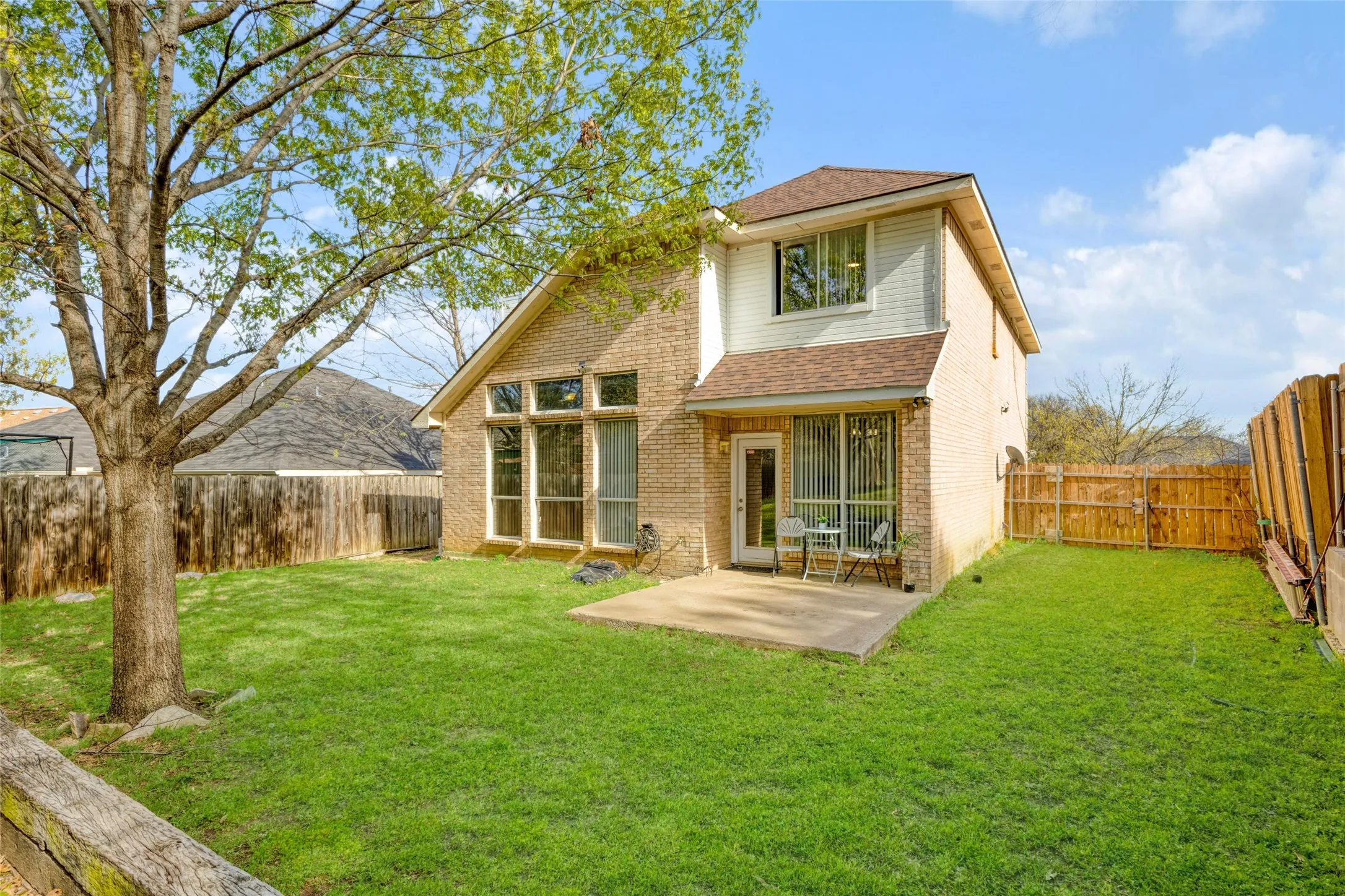 Single Family Residence For Sale in Dallas County , 1031 Park Avenue, Carrollton, Texas 75006, 3 Bedroom, 3 Bathroom, 2 Garage spaces, 1,566 Sqft, built in 1995, mls#21403806, Real Estate Agent in Carrollton, Homes For Sale in Dallas county, Homes For Sale in Carrollton, Realtor in Carrollton Texas, Real Estate Brokerage Independent Realty Texas, Luminita Cordes Realtor