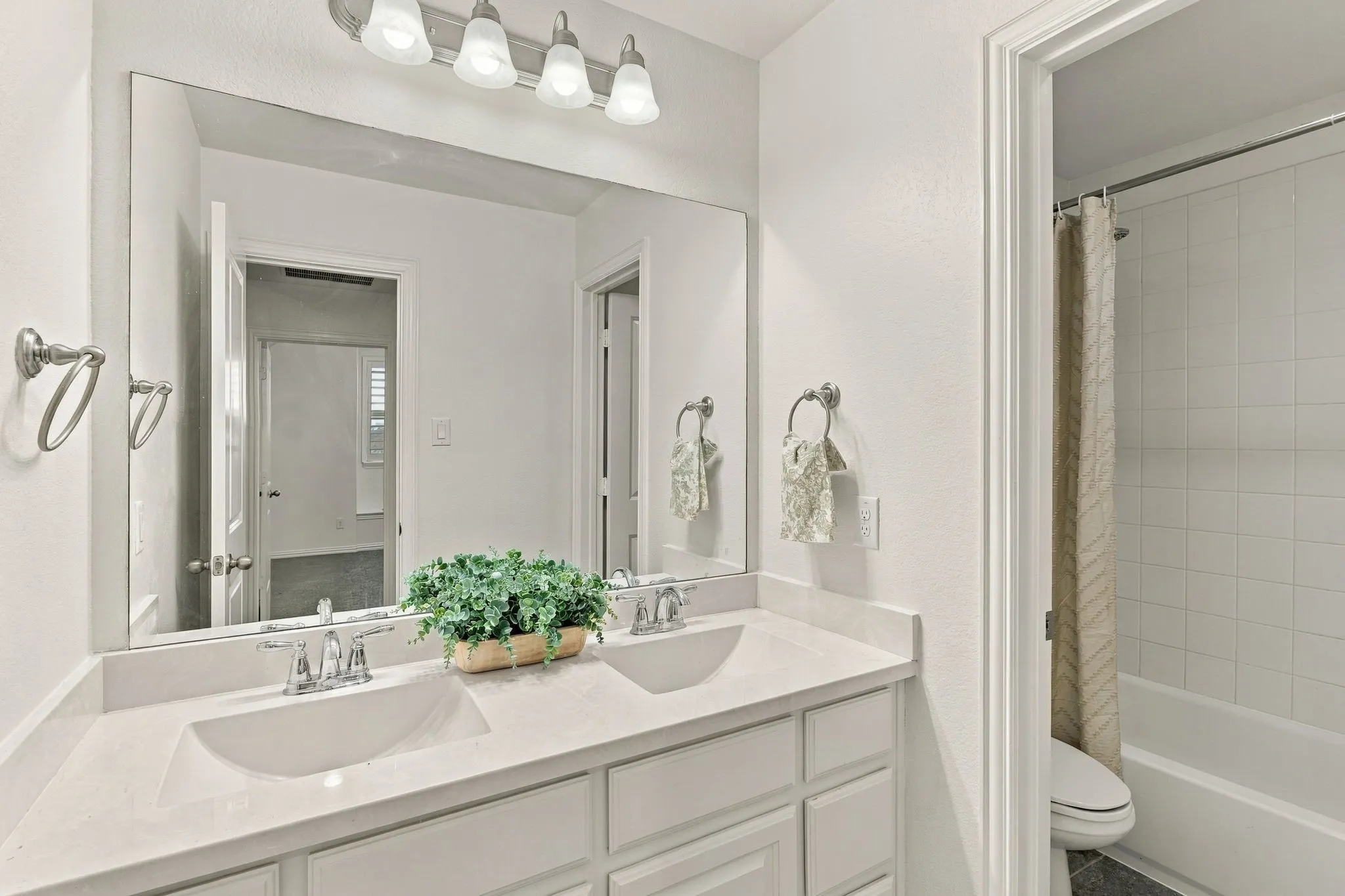 Single Family Residence For Sale in Collin County , 1121 Bryce Canyon Drive, Celina, Texas 75009, 4 Bedroom, 3 Bathroom, 2 Garage spaces, 2,980 Sqft, built in 2016, mls#21394488, Real Estate Agent in Celina, Homes For Sale in Collin county, Homes For Sale in Celina, Realtor in Celina Texas, Real Estate Brokerage Independent Realty Texas, Luminita Cordes Realtor