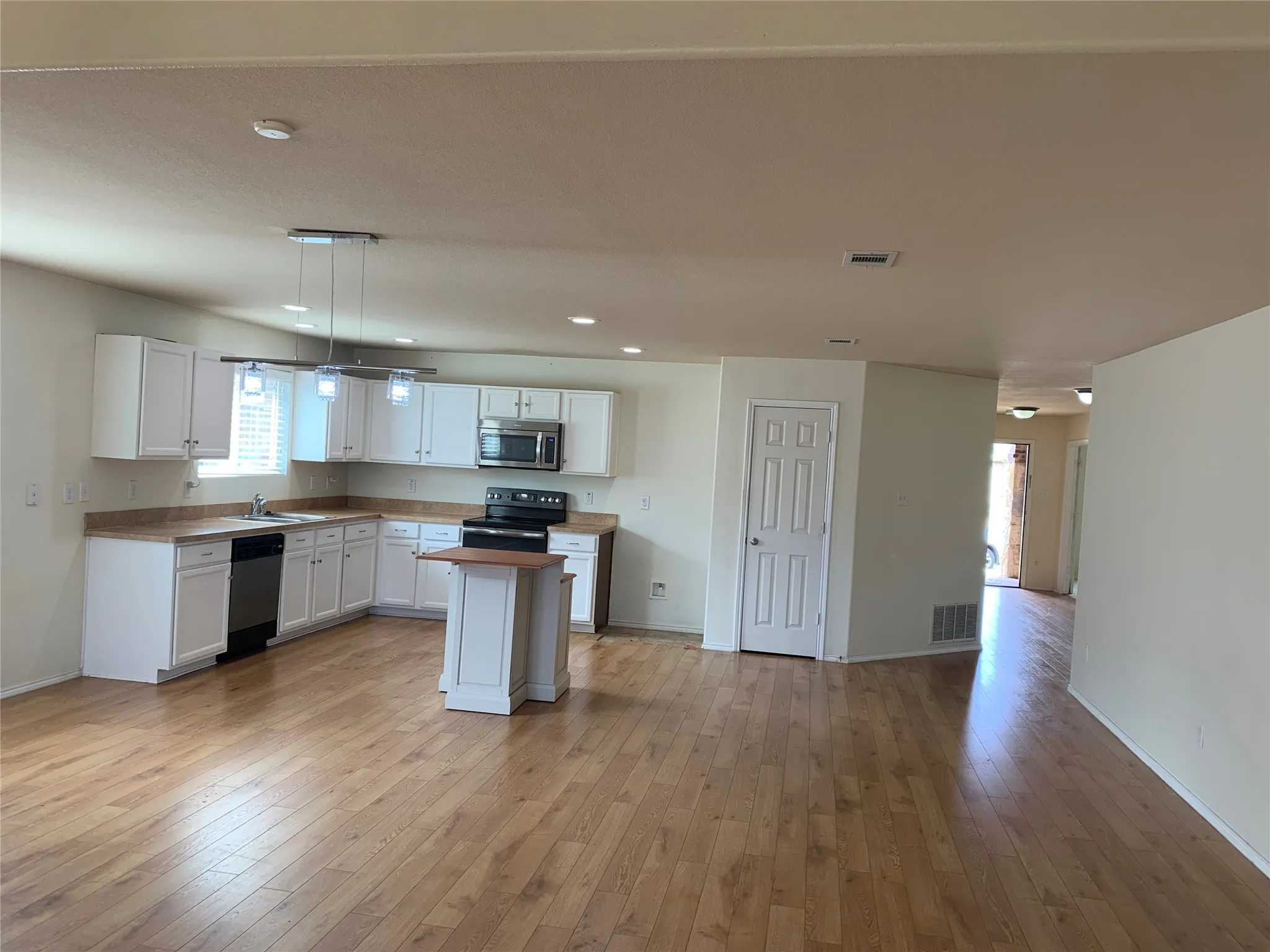 Single Family Residence For Rent in Tarrant County , 3208 Sadie Trail, Fort Worth, Texas 76137, 3 Bedroom, 2 Bathroom, 2 Garage spaces, 2,152 Sqft, built in 2011, mls#21403451, Real Estate Agent in Fort Worth, Homes For Rent in Tarrant county, Homes For Rent in Fort Worth, Realtor in Fort Worth Texas, Real Estate Brokerage Independent Realty Texas, Luminita Cordes Realtor