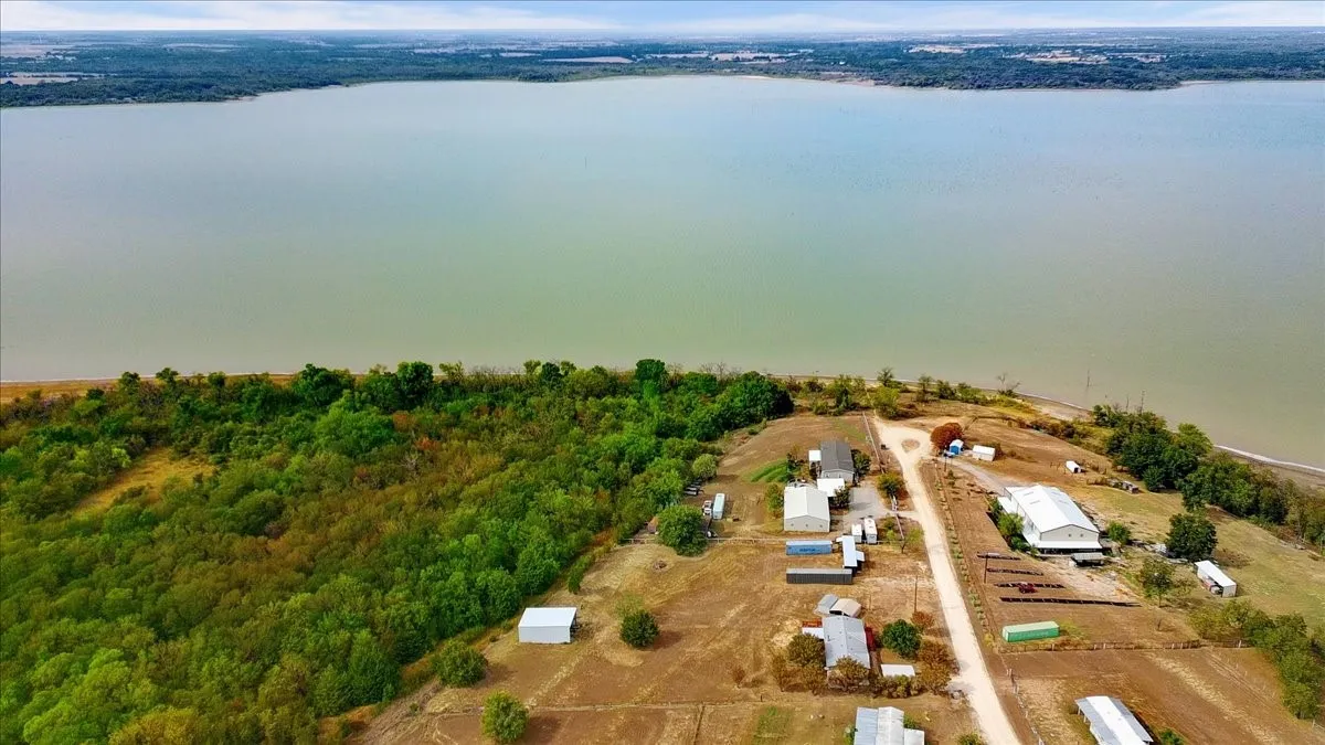 Mobile Home For Sale in Navarro County , 1097 County Road 3245, Hubbard, Texas 76648, 3 Bedroom, 2 Bathroom, Garage spaces, 1,456 Sqft, built in 2001, mls#21403763, Real Estate Agent in Hubbard, Homes For Sale in Navarro county, Homes For Sale in Hubbard, Realtor in Hubbard Texas, Real Estate Brokerage Independent Realty Texas, Luminita Cordes Realtor