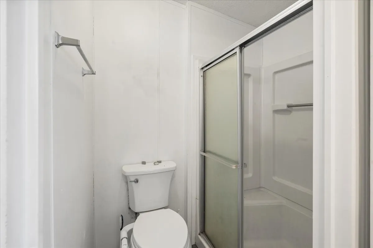 Mobile Home For Sale in Navarro County , 1097 County Road 3245, Hubbard, Texas 76648, 3 Bedroom, 2 Bathroom, Garage spaces, 1,456 Sqft, built in 2001, mls#21403763, Real Estate Agent in Hubbard, Homes For Sale in Navarro county, Homes For Sale in Hubbard, Realtor in Hubbard Texas, Real Estate Brokerage Independent Realty Texas, Luminita Cordes Realtor