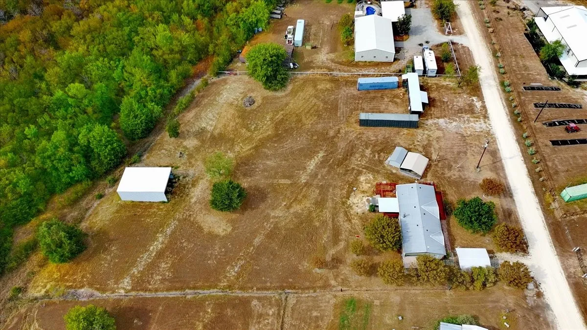 Mobile Home For Sale in Navarro County , 1097 County Road 3245, Hubbard, Texas 76648, 3 Bedroom, 2 Bathroom, Garage spaces, 1,456 Sqft, built in 2001, mls#21403763, Real Estate Agent in Hubbard, Homes For Sale in Navarro county, Homes For Sale in Hubbard, Realtor in Hubbard Texas, Real Estate Brokerage Independent Realty Texas, Luminita Cordes Realtor