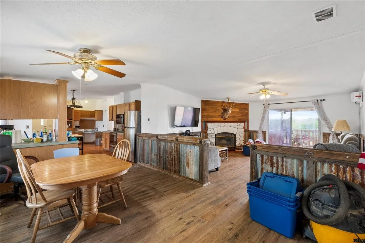 Mobile Home For Sale in Navarro County , 1097 County Road 3245, Hubbard, Texas 76648, 3 Bedroom, 2 Bathroom, Garage spaces, 1,456 Sqft, built in 2001, mls#21403763, Real Estate Agent in Hubbard, Homes For Sale in Navarro county, Homes For Sale in Hubbard, Realtor in Hubbard Texas, Real Estate Brokerage Independent Realty Texas, Luminita Cordes Realtor