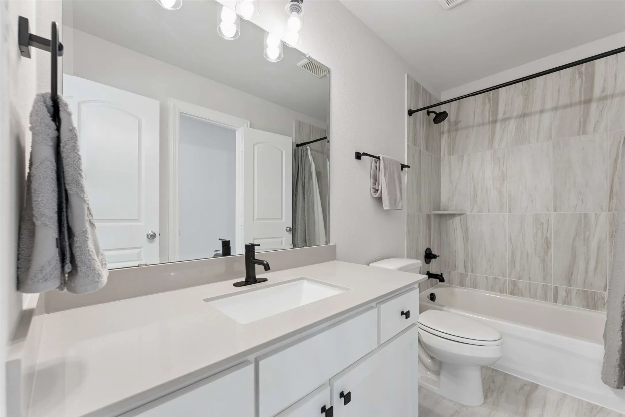 Single Family Residence For Sale in Rockwall County , 4516 Ravenbank Drive, Rockwall, Texas 75087, 5 Bedroom, 4 Bathroom, 3 Garage spaces, 3,887 Sqft, built in 2021, mls#21403767, Real Estate Agent in Rockwall, Homes For Sale in Rockwall county, Homes For Sale in Rockwall, Realtor in Rockwall Texas, Real Estate Brokerage Independent Realty Texas, Luminita Cordes Realtor
