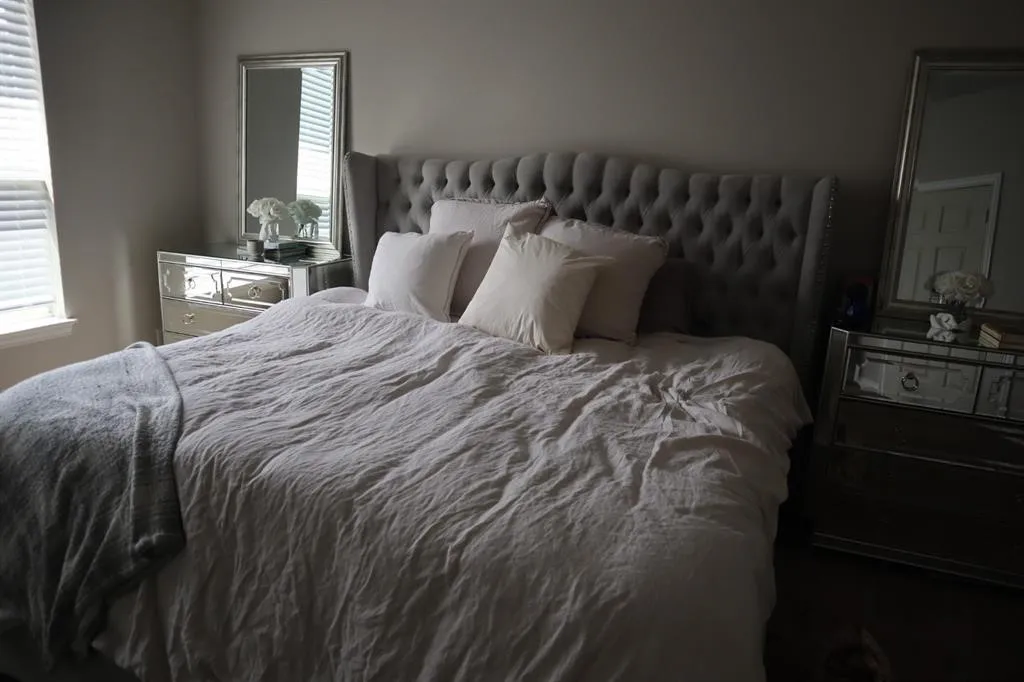 Wall-to-wall carpeting and neutral wall tones
