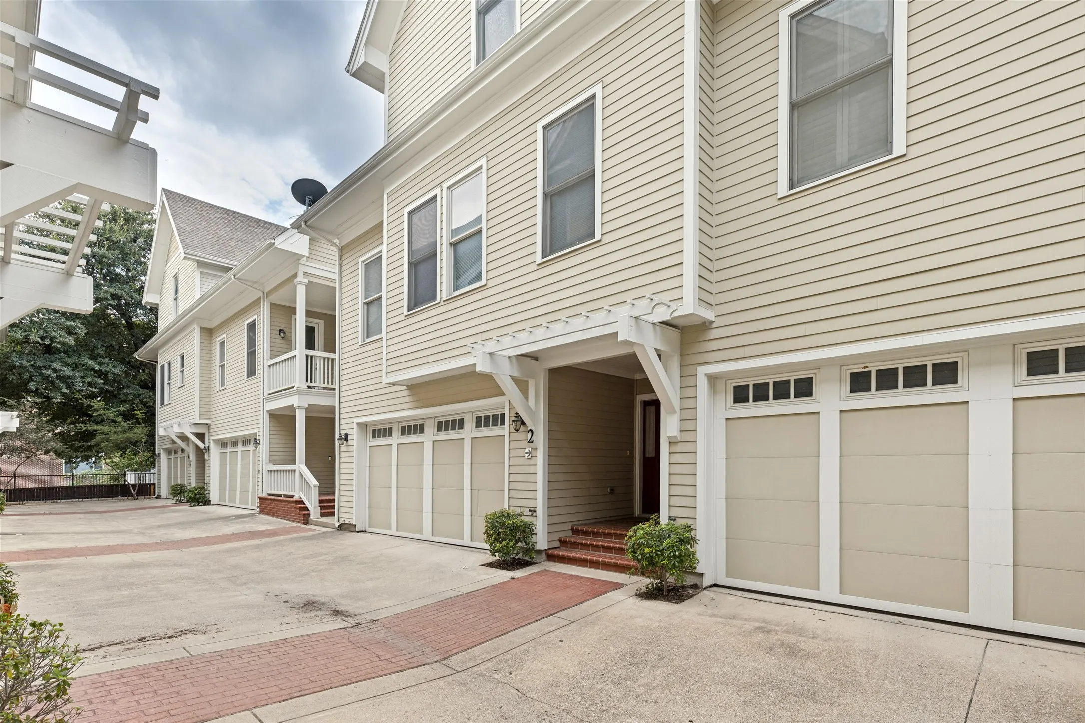 Condominium For Rent in Dallas County , 2604 Thomas Avenue 2, Dallas, Texas 75204, 3 Bedroom, 4 Bathroom, 2 Garage spaces, 2,949 Sqft, built in 2008, mls#21400868, Real Estate Agent in Dallas, Homes For Rent in Dallas county, Homes For Rent in Dallas, Realtor in Dallas Texas, Real Estate Brokerage Independent Realty Texas, Luminita Cordes Realtor