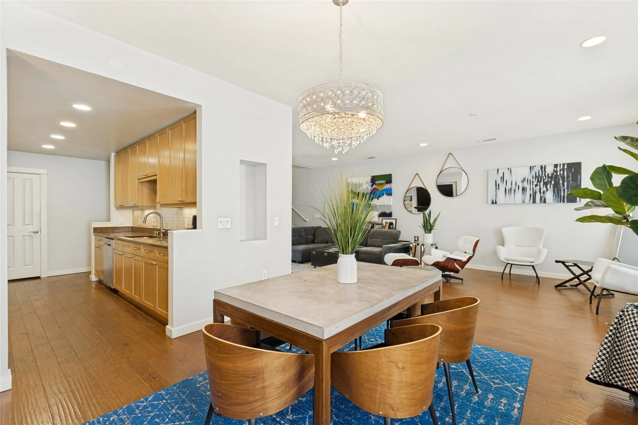Condominium For Rent in Dallas County , 2604 Thomas Avenue 2, Dallas, Texas 75204, 3 Bedroom, 4 Bathroom, 2 Garage spaces, 2,949 Sqft, built in 2008, mls#21400868, Real Estate Agent in Dallas, Homes For Rent in Dallas county, Homes For Rent in Dallas, Realtor in Dallas Texas, Real Estate Brokerage Independent Realty Texas, Luminita Cordes Realtor