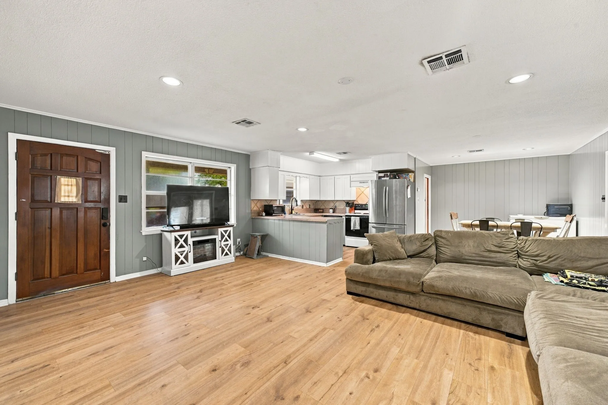 Single Family Residence For Sale in Bosque County , 403 S Hamilton, Iredell, Texas 76649, 2 Bedroom, 2 Bathroom, 1 Garage spaces, 1,188 Sqft, built in 1975, mls#21402292, Real Estate Agent in Iredell, Homes For Sale in Bosque county, Homes For Sale in Iredell, Realtor in Iredell Texas, Real Estate Brokerage Independent Realty Texas, Luminita Cordes Realtor