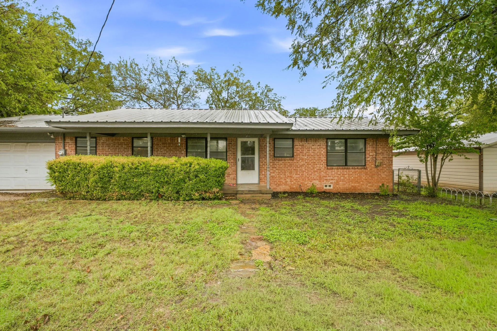 Single Family Residence For Sale in Bosque County , 403 S Hamilton, Iredell, Texas 76649, 2 Bedroom, 2 Bathroom, 1 Garage spaces, 1,188 Sqft, built in 1975, mls#21402292, Real Estate Agent in Iredell, Homes For Sale in Bosque county, Homes For Sale in Iredell, Realtor in Iredell Texas, Real Estate Brokerage Independent Realty Texas, Luminita Cordes Realtor