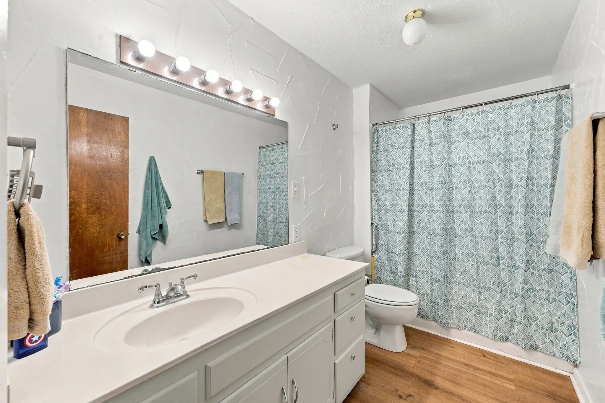 Single Family Residence For Sale in Bosque County , 403 S Hamilton, Iredell, Texas 76649, 2 Bedroom, 2 Bathroom, 1 Garage spaces, 1,188 Sqft, built in 1975, mls#21402292, Real Estate Agent in Iredell, Homes For Sale in Bosque county, Homes For Sale in Iredell, Realtor in Iredell Texas, Real Estate Brokerage Independent Realty Texas, Luminita Cordes Realtor