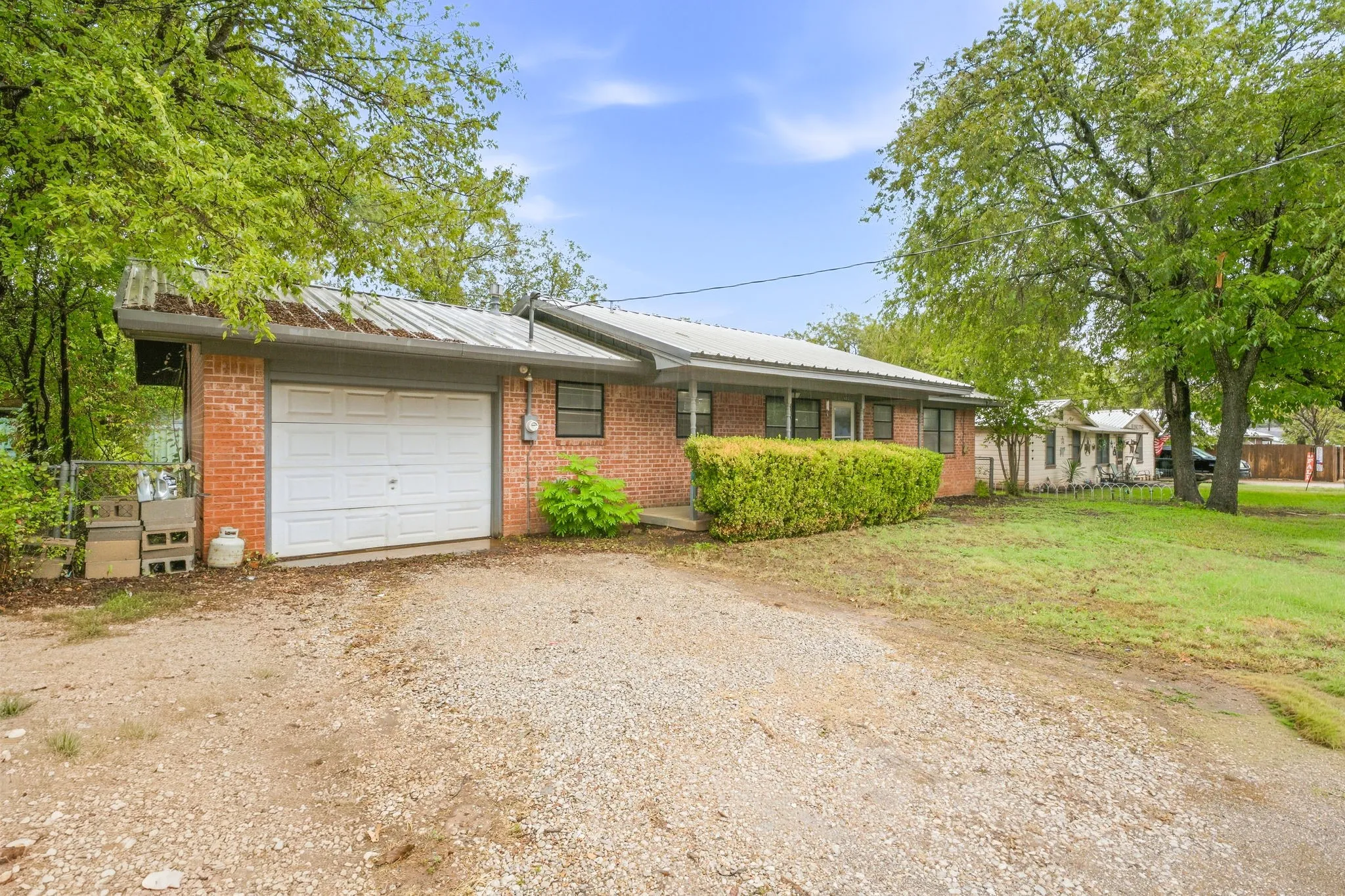 Single Family Residence For Sale in Bosque County , 403 S Hamilton, Iredell, Texas 76649, 2 Bedroom, 2 Bathroom, 1 Garage spaces, 1,188 Sqft, built in 1975, mls#21402292, Real Estate Agent in Iredell, Homes For Sale in Bosque county, Homes For Sale in Iredell, Realtor in Iredell Texas, Real Estate Brokerage Independent Realty Texas, Luminita Cordes Realtor