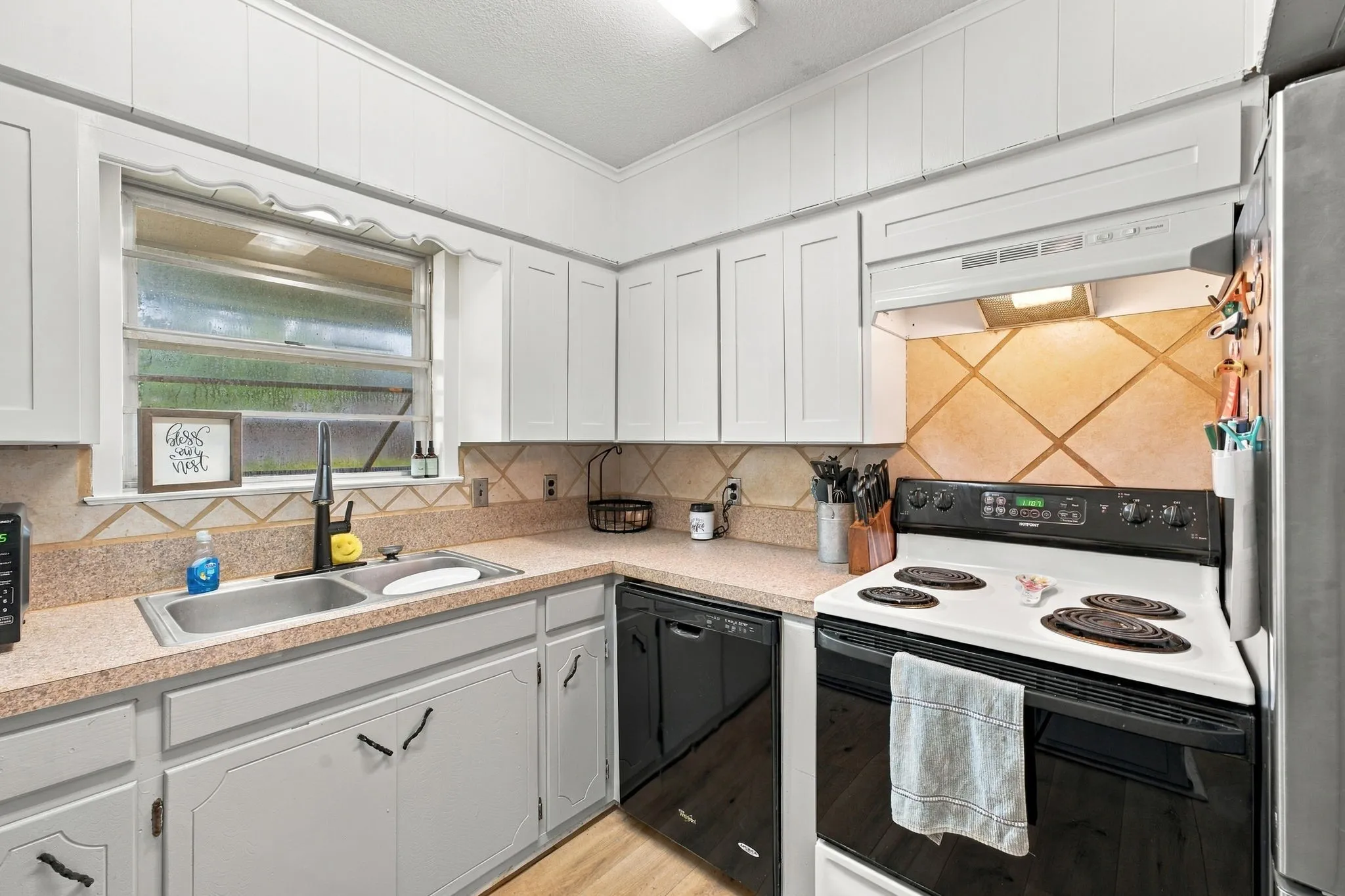Single Family Residence For Sale in Bosque County , 403 S Hamilton, Iredell, Texas 76649, 2 Bedroom, 2 Bathroom, 1 Garage spaces, 1,188 Sqft, built in 1975, mls#21402292, Real Estate Agent in Iredell, Homes For Sale in Bosque county, Homes For Sale in Iredell, Realtor in Iredell Texas, Real Estate Brokerage Independent Realty Texas, Luminita Cordes Realtor