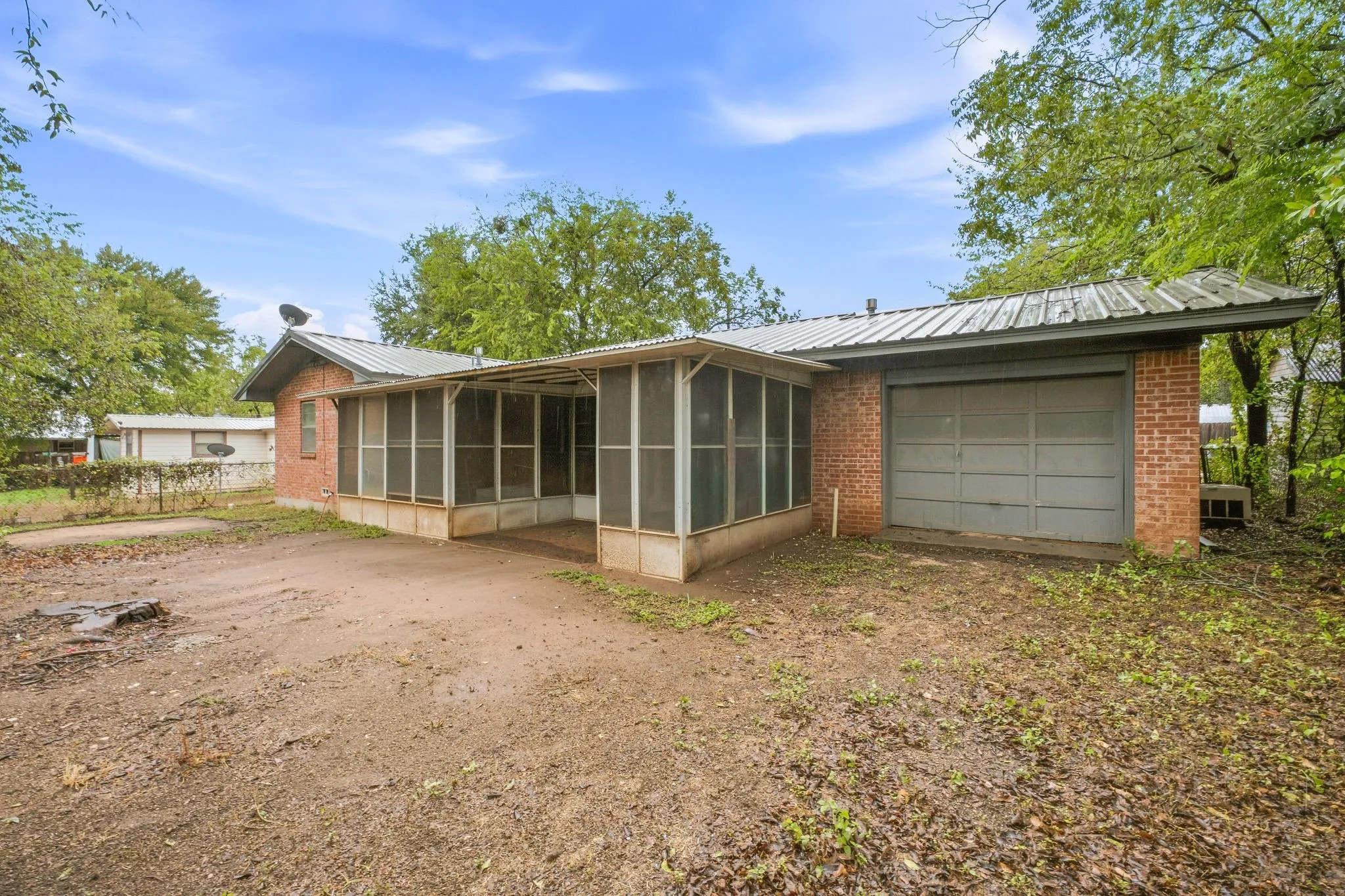 Single Family Residence For Sale in Bosque County , 403 S Hamilton, Iredell, Texas 76649, 2 Bedroom, 2 Bathroom, 1 Garage spaces, 1,188 Sqft, built in 1975, mls#21402292, Real Estate Agent in Iredell, Homes For Sale in Bosque county, Homes For Sale in Iredell, Realtor in Iredell Texas, Real Estate Brokerage Independent Realty Texas, Luminita Cordes Realtor