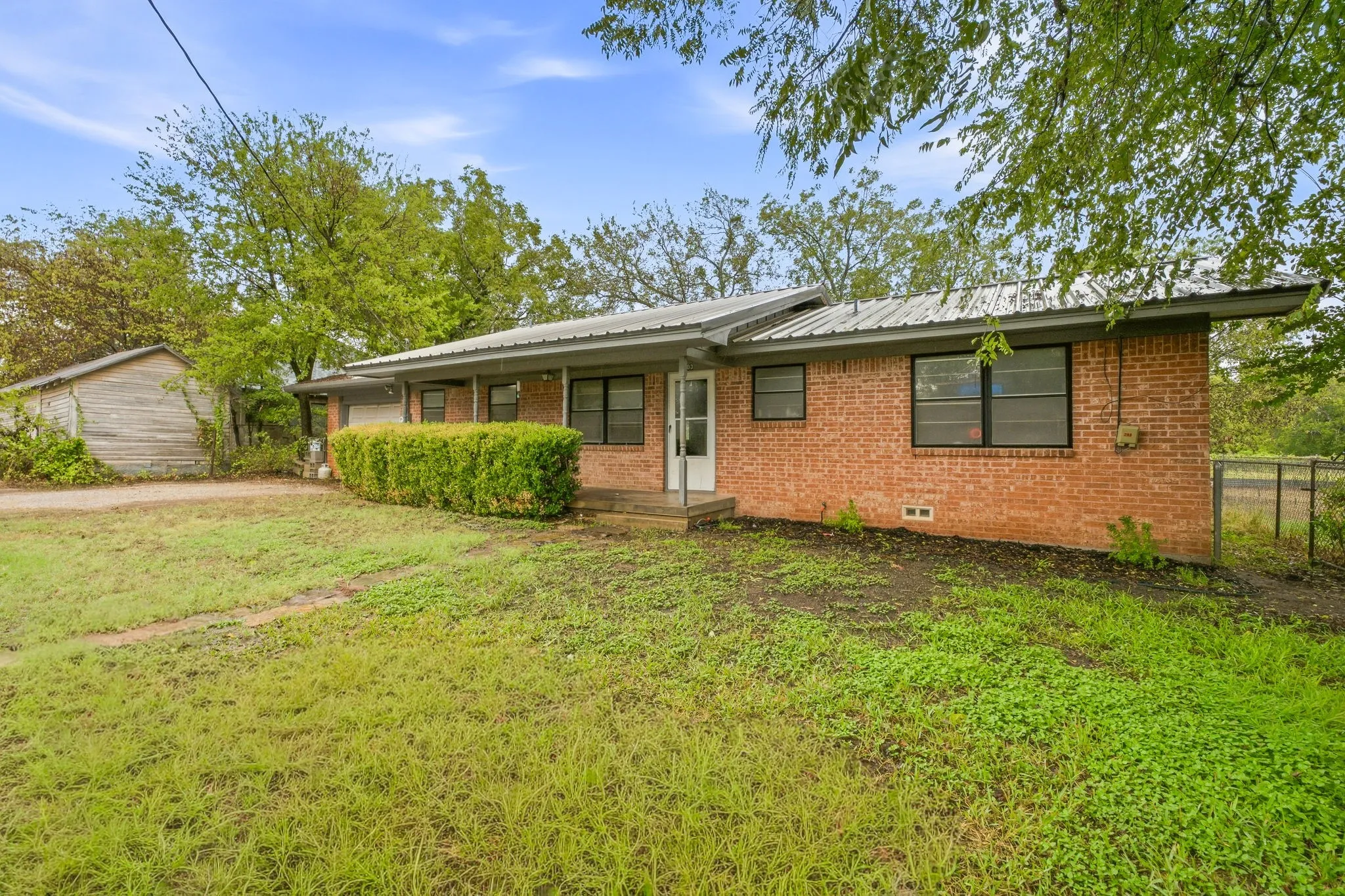 Single Family Residence For Sale in Bosque County , 403 S Hamilton, Iredell, Texas 76649, 2 Bedroom, 2 Bathroom, 1 Garage spaces, 1,188 Sqft, built in 1975, mls#21402292, Real Estate Agent in Iredell, Homes For Sale in Bosque county, Homes For Sale in Iredell, Realtor in Iredell Texas, Real Estate Brokerage Independent Realty Texas, Luminita Cordes Realtor