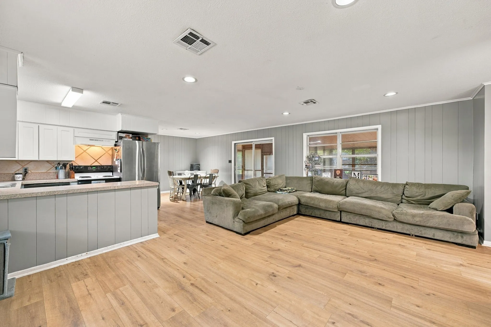 Single Family Residence For Sale in Bosque County , 403 S Hamilton, Iredell, Texas 76649, 2 Bedroom, 2 Bathroom, 1 Garage spaces, 1,188 Sqft, built in 1975, mls#21402292, Real Estate Agent in Iredell, Homes For Sale in Bosque county, Homes For Sale in Iredell, Realtor in Iredell Texas, Real Estate Brokerage Independent Realty Texas, Luminita Cordes Realtor