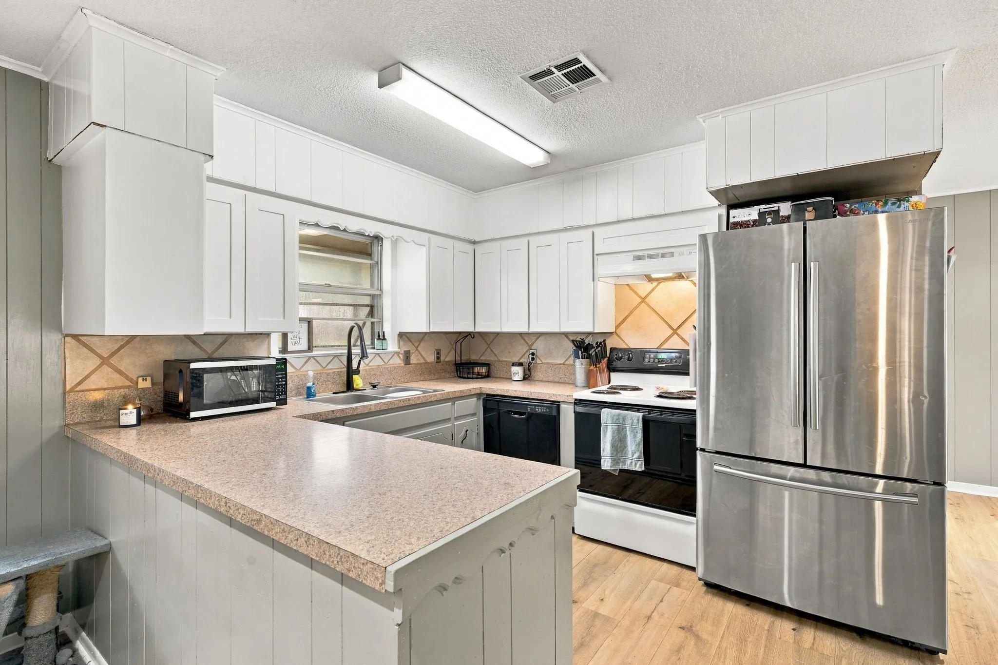 Single Family Residence For Sale in Bosque County , 403 S Hamilton, Iredell, Texas 76649, 2 Bedroom, 2 Bathroom, 1 Garage spaces, 1,188 Sqft, built in 1975, mls#21402292, Real Estate Agent in Iredell, Homes For Sale in Bosque county, Homes For Sale in Iredell, Realtor in Iredell Texas, Real Estate Brokerage Independent Realty Texas, Luminita Cordes Realtor