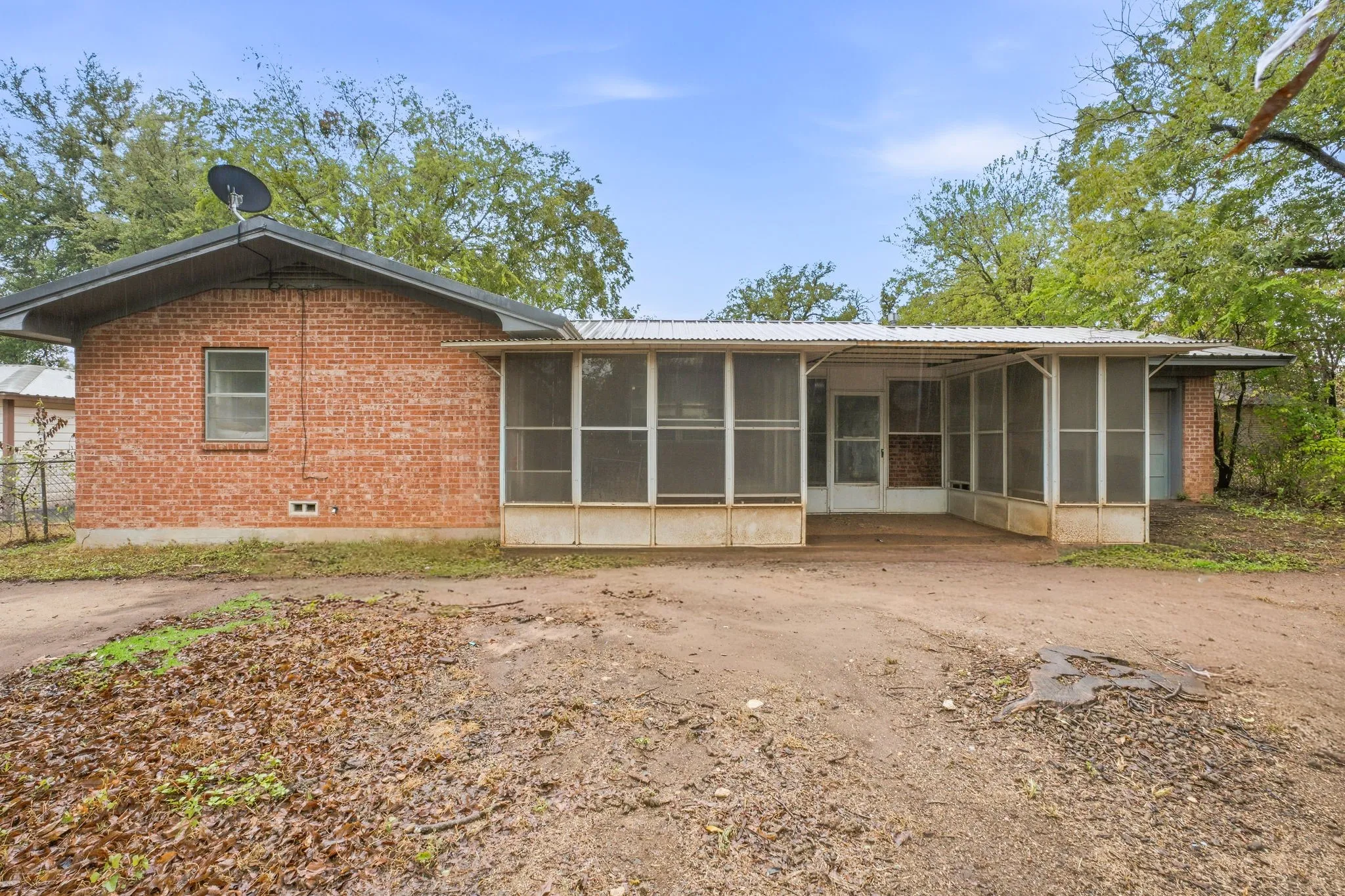 Single Family Residence For Sale in Bosque County , 403 S Hamilton, Iredell, Texas 76649, 2 Bedroom, 2 Bathroom, 1 Garage spaces, 1,188 Sqft, built in 1975, mls#21402292, Real Estate Agent in Iredell, Homes For Sale in Bosque county, Homes For Sale in Iredell, Realtor in Iredell Texas, Real Estate Brokerage Independent Realty Texas, Luminita Cordes Realtor