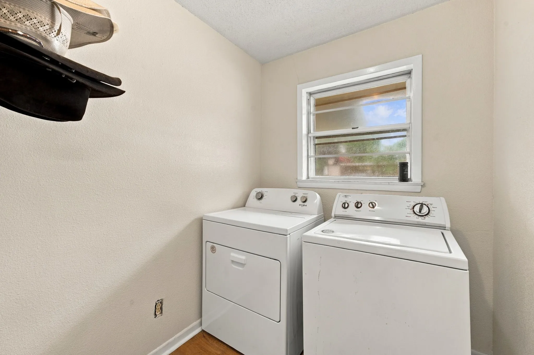 Single Family Residence For Sale in Bosque County , 403 S Hamilton, Iredell, Texas 76649, 2 Bedroom, 2 Bathroom, 1 Garage spaces, 1,188 Sqft, built in 1975, mls#21402292, Real Estate Agent in Iredell, Homes For Sale in Bosque county, Homes For Sale in Iredell, Realtor in Iredell Texas, Real Estate Brokerage Independent Realty Texas, Luminita Cordes Realtor
