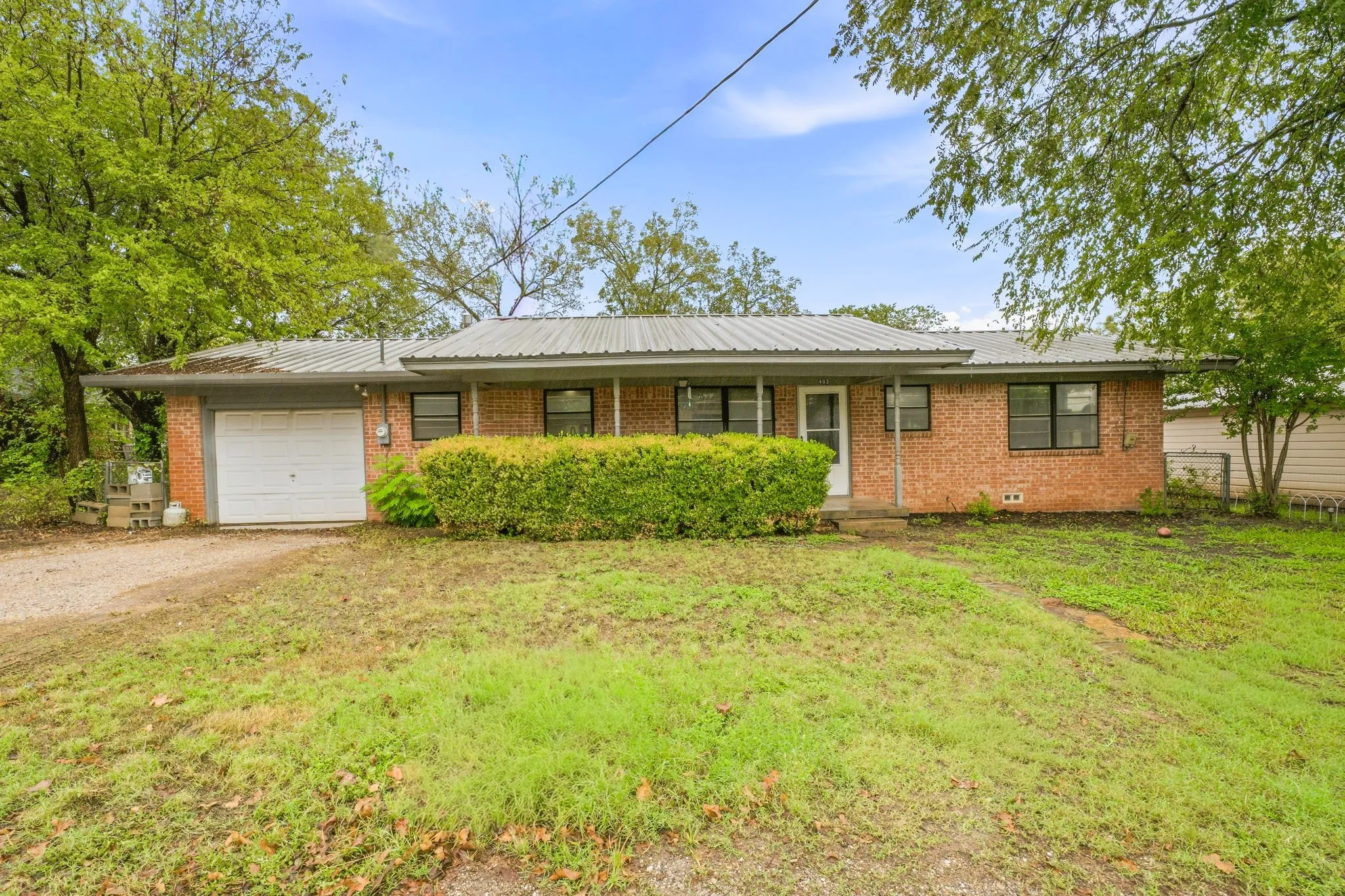 Single Family Residence For Sale in Bosque County , 403 S Hamilton, Iredell, Texas 76649, 2 Bedroom, 2 Bathroom, 1 Garage spaces, 1,188 Sqft, built in 1975, mls#21402292, Real Estate Agent in Iredell, Homes For Sale in Bosque county, Homes For Sale in Iredell, Realtor in Iredell Texas, Real Estate Brokerage Independent Realty Texas, Luminita Cordes Realtor