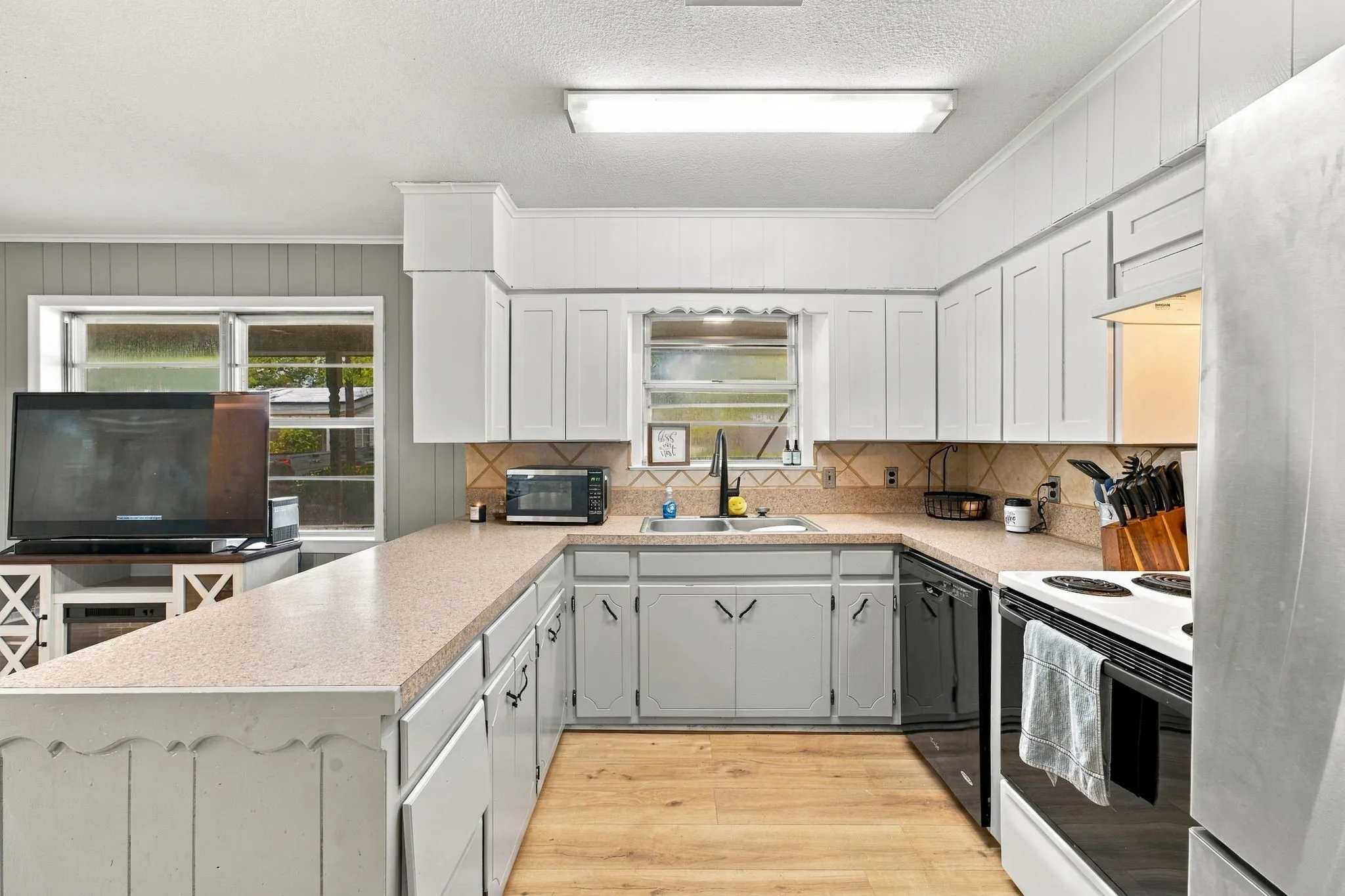 Single Family Residence For Sale in Bosque County , 403 S Hamilton, Iredell, Texas 76649, 2 Bedroom, 2 Bathroom, 1 Garage spaces, 1,188 Sqft, built in 1975, mls#21402292, Real Estate Agent in Iredell, Homes For Sale in Bosque county, Homes For Sale in Iredell, Realtor in Iredell Texas, Real Estate Brokerage Independent Realty Texas, Luminita Cordes Realtor