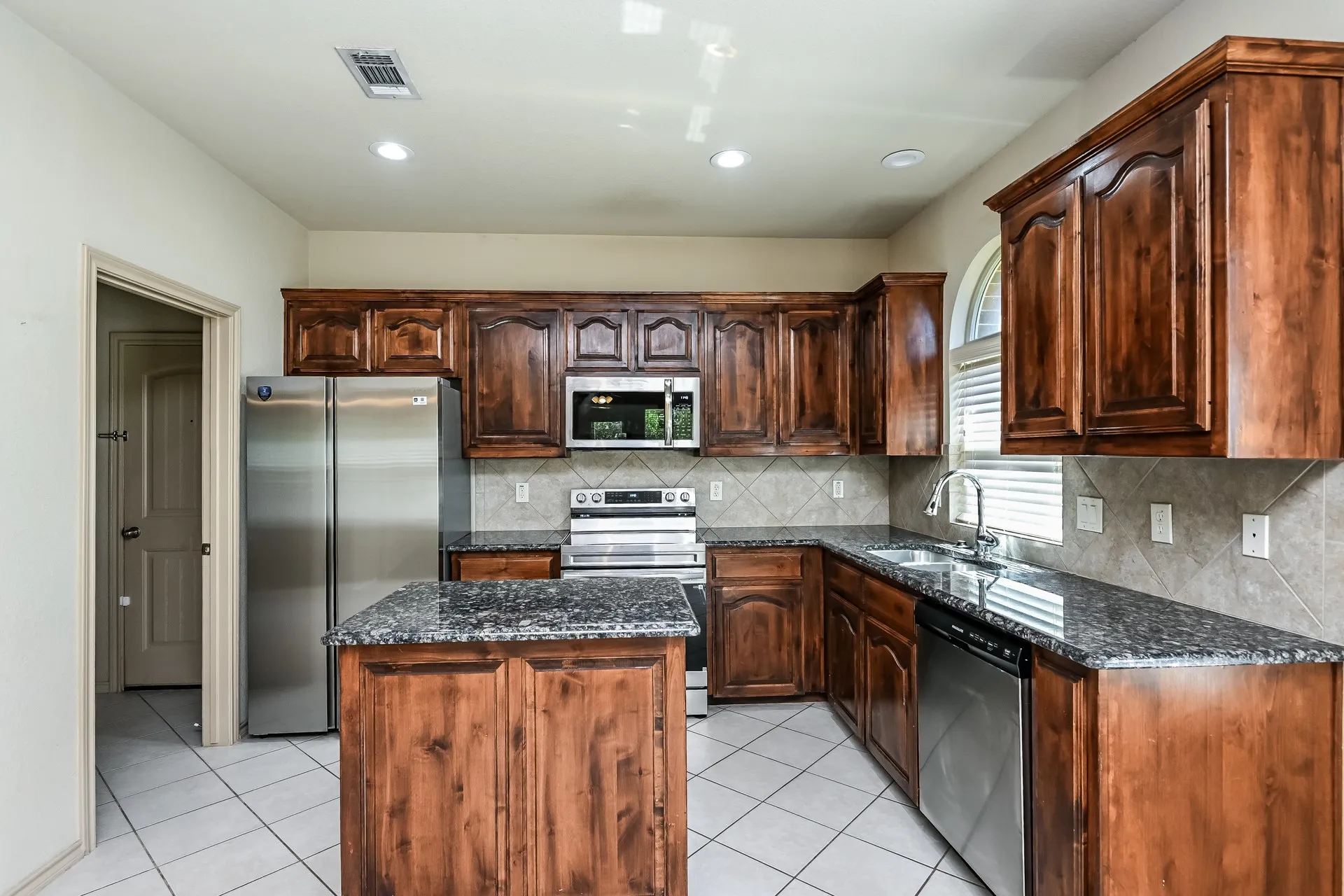 Single Family Residence For Rent in Parker County , 1013 Jodie Drive, Weatherford, Texas 76087, 3 Bedroom, 2 Bathroom, 2 Garage spaces, 1,490 Sqft, built in 2012, mls#21403847, Real Estate Agent in Weatherford, Homes For Rent in Parker county, Homes For Rent in Weatherford, Realtor in Weatherford Texas, Real Estate Brokerage Independent Realty Texas, Luminita Cordes Realtor