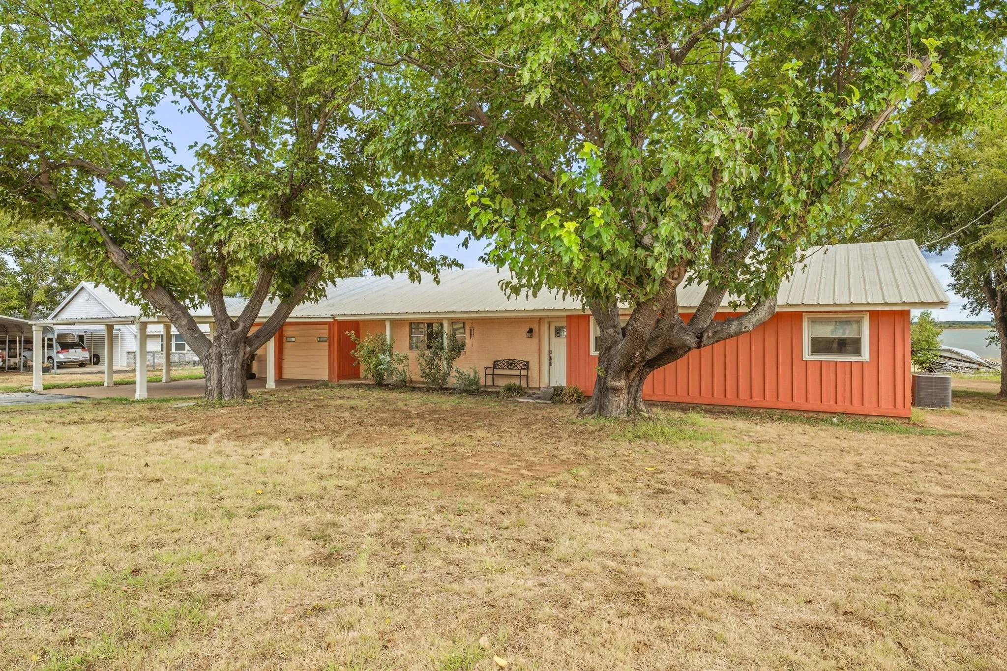 Single Family Residence For Sale in Young County , 1276 FM 3003, Graham, Texas 76450, 3 Bedroom, 2 Bathroom, 2 Garage spaces, 2,126 Sqft, built in 1975, mls#21402880, Real Estate Agent in Graham, Homes For Sale in Young county, Homes For Sale in Graham, Realtor in Graham Texas, Real Estate Brokerage Independent Realty Texas, Luminita Cordes Realtor