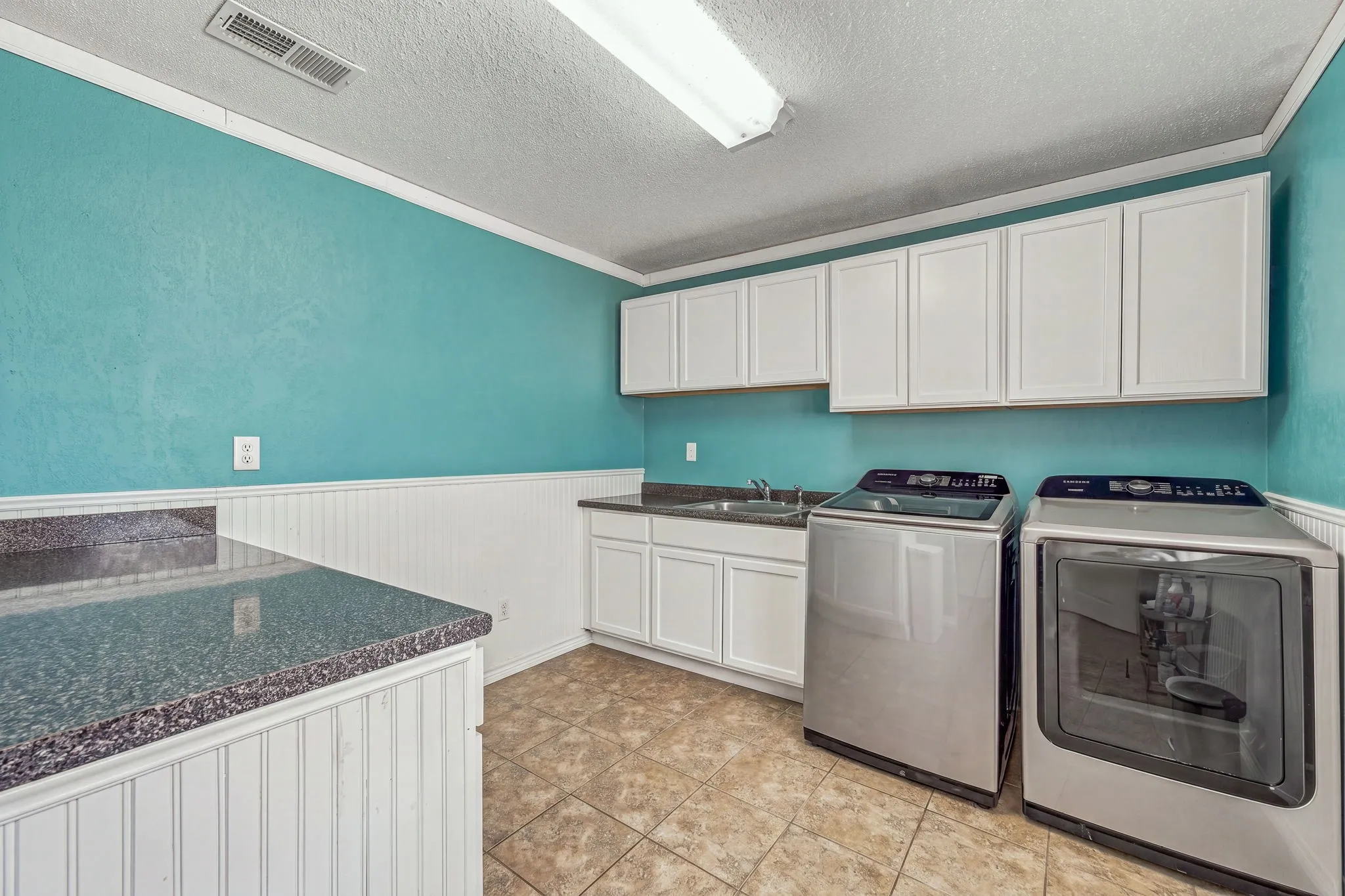 Single Family Residence For Sale in Young County , 1276 FM 3003, Graham, Texas 76450, 3 Bedroom, 2 Bathroom, 2 Garage spaces, 2,126 Sqft, built in 1975, mls#21402880, Real Estate Agent in Graham, Homes For Sale in Young county, Homes For Sale in Graham, Realtor in Graham Texas, Real Estate Brokerage Independent Realty Texas, Luminita Cordes Realtor