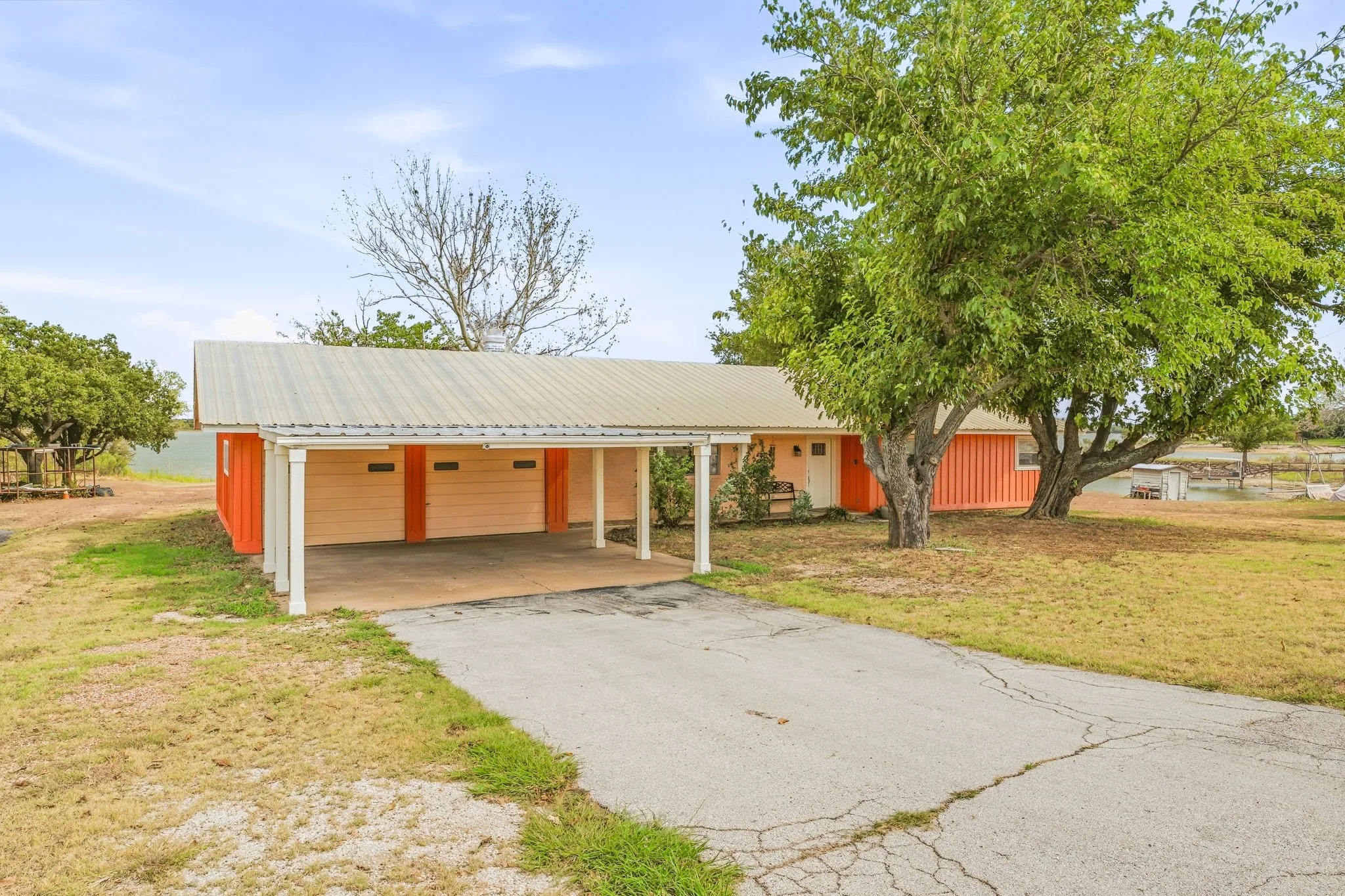 Single Family Residence For Sale in Young County , 1276 FM 3003, Graham, Texas 76450, 3 Bedroom, 2 Bathroom, 2 Garage spaces, 2,126 Sqft, built in 1975, mls#21402880, Real Estate Agent in Graham, Homes For Sale in Young county, Homes For Sale in Graham, Realtor in Graham Texas, Real Estate Brokerage Independent Realty Texas, Luminita Cordes Realtor