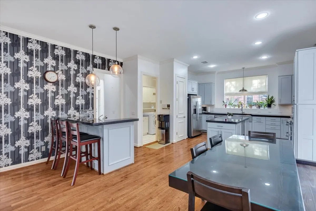 Dining and wet bar