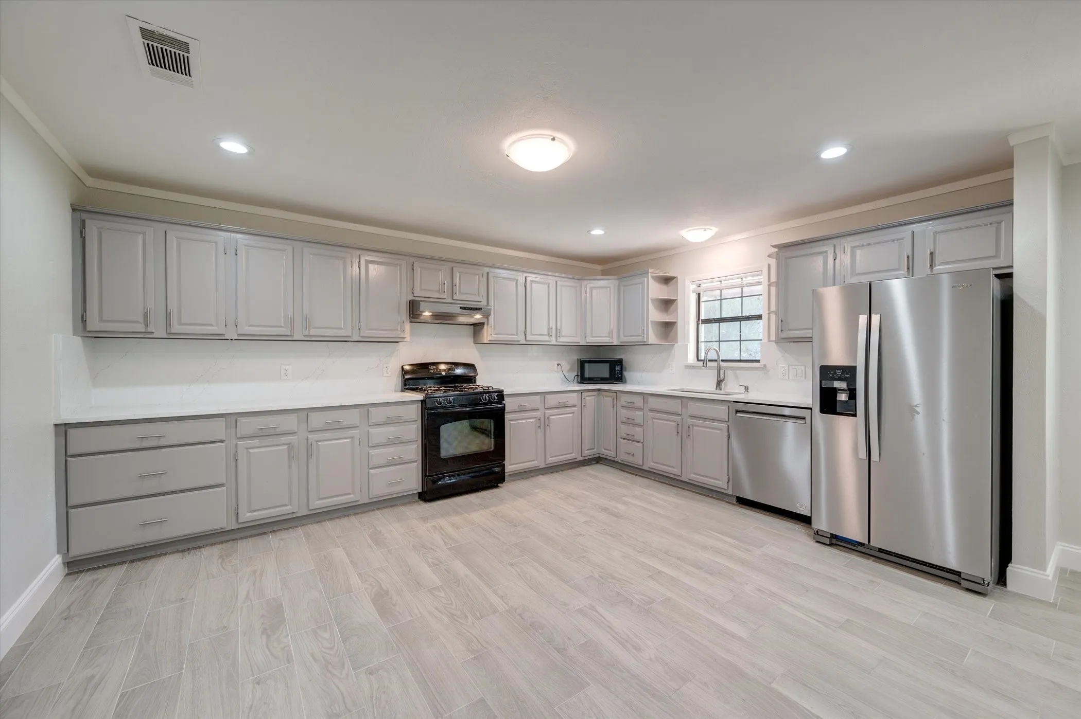 Single Family Residence For Sale in Denton County , 304 Oak Drive, Argyle, Texas 76226, 3 Bedroom, 2 Bathroom, Garage spaces, 1,947 Sqft, built in 1998, mls#21403846, Real Estate Agent in Argyle, Homes For Sale in Denton county, Homes For Sale in Argyle, Realtor in Argyle Texas, Real Estate Brokerage Independent Realty Texas, Luminita Cordes Realtor