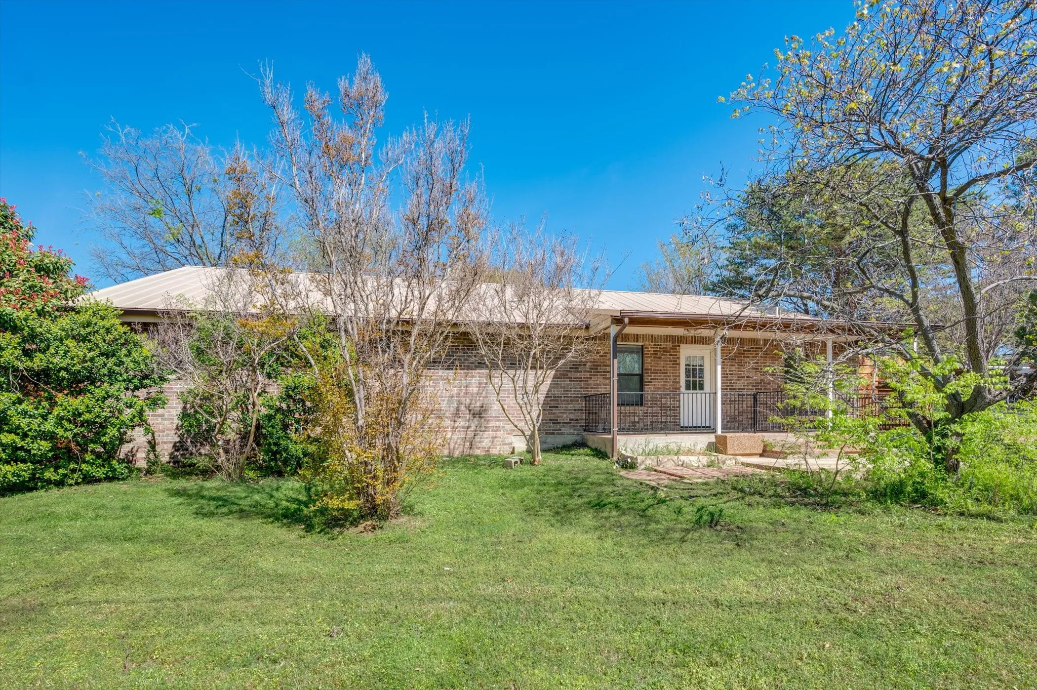 Single Family Residence For Sale in Denton County , 304 Oak Drive, Argyle, Texas 76226, 3 Bedroom, 2 Bathroom, Garage spaces, 1,947 Sqft, built in 1998, mls#21403846, Real Estate Agent in Argyle, Homes For Sale in Denton county, Homes For Sale in Argyle, Realtor in Argyle Texas, Real Estate Brokerage Independent Realty Texas, Luminita Cordes Realtor