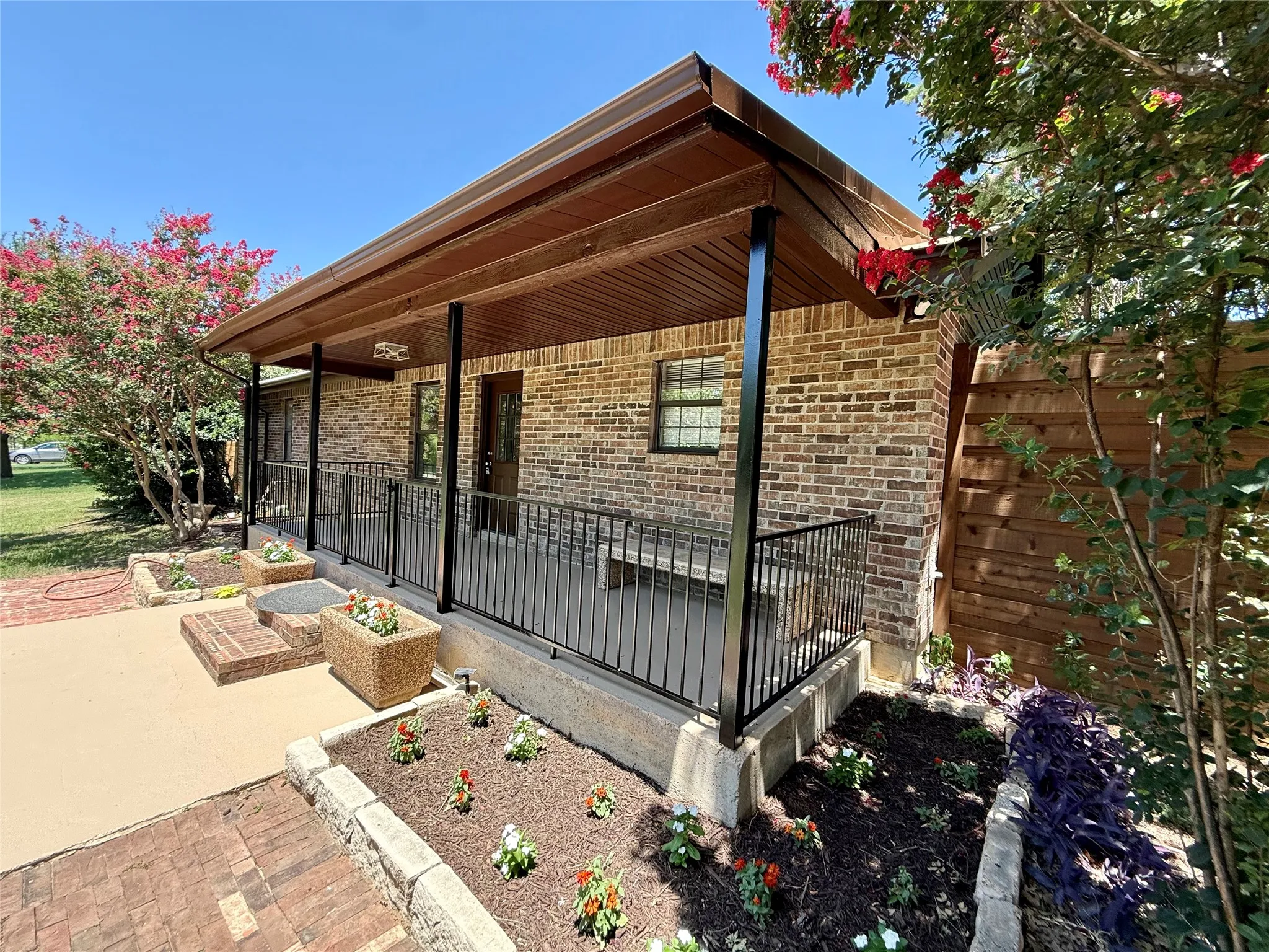 Single Family Residence For Sale in Denton County , 304 Oak Drive, Argyle, Texas 76226, 3 Bedroom, 2 Bathroom, Garage spaces, 1,947 Sqft, built in 1998, mls#21403846, Real Estate Agent in Argyle, Homes For Sale in Denton county, Homes For Sale in Argyle, Realtor in Argyle Texas, Real Estate Brokerage Independent Realty Texas, Luminita Cordes Realtor