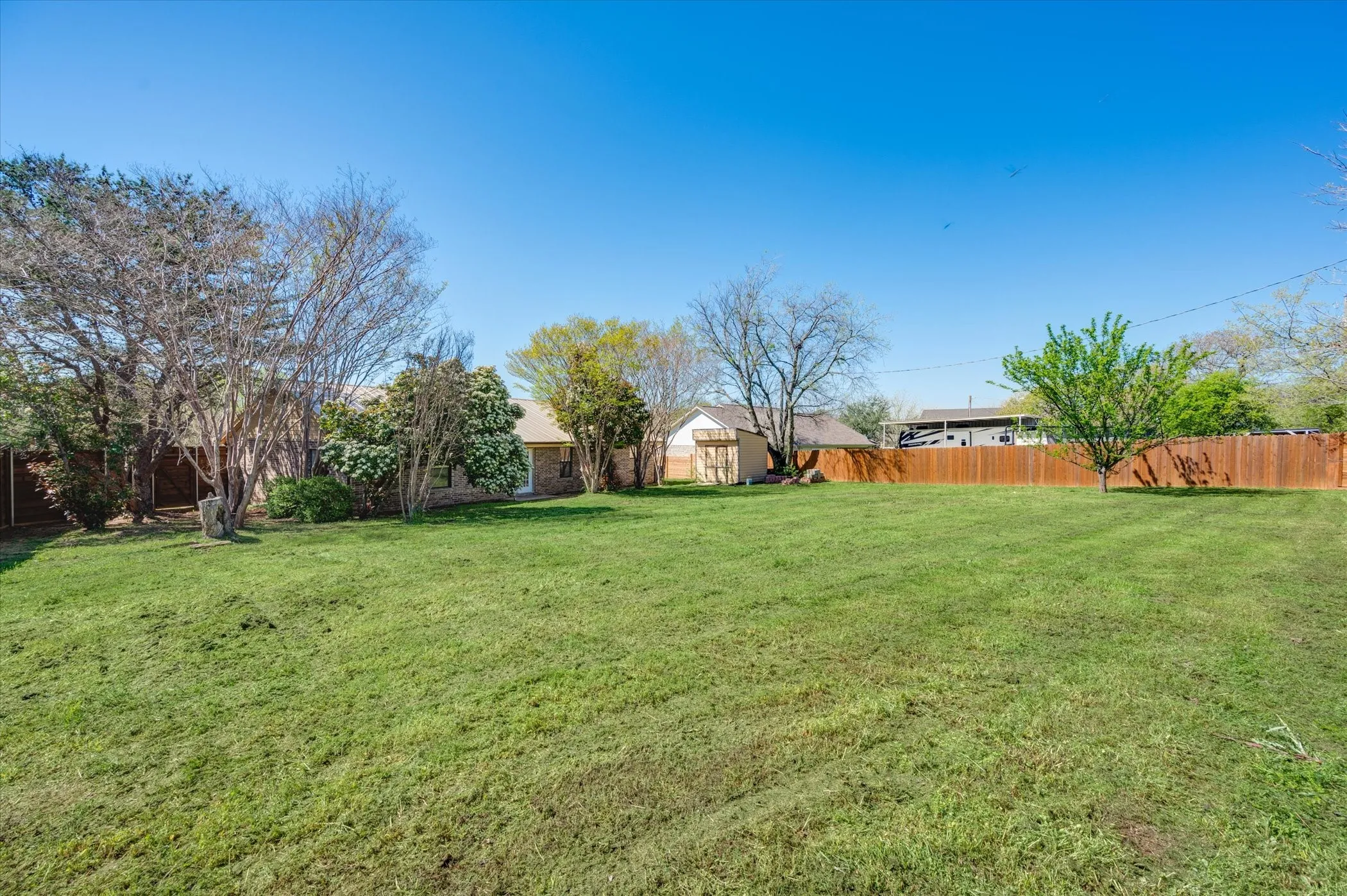 Single Family Residence For Sale in Denton County , 304 Oak Drive, Argyle, Texas 76226, 3 Bedroom, 2 Bathroom, Garage spaces, 1,947 Sqft, built in 1998, mls#21403846, Real Estate Agent in Argyle, Homes For Sale in Denton county, Homes For Sale in Argyle, Realtor in Argyle Texas, Real Estate Brokerage Independent Realty Texas, Luminita Cordes Realtor